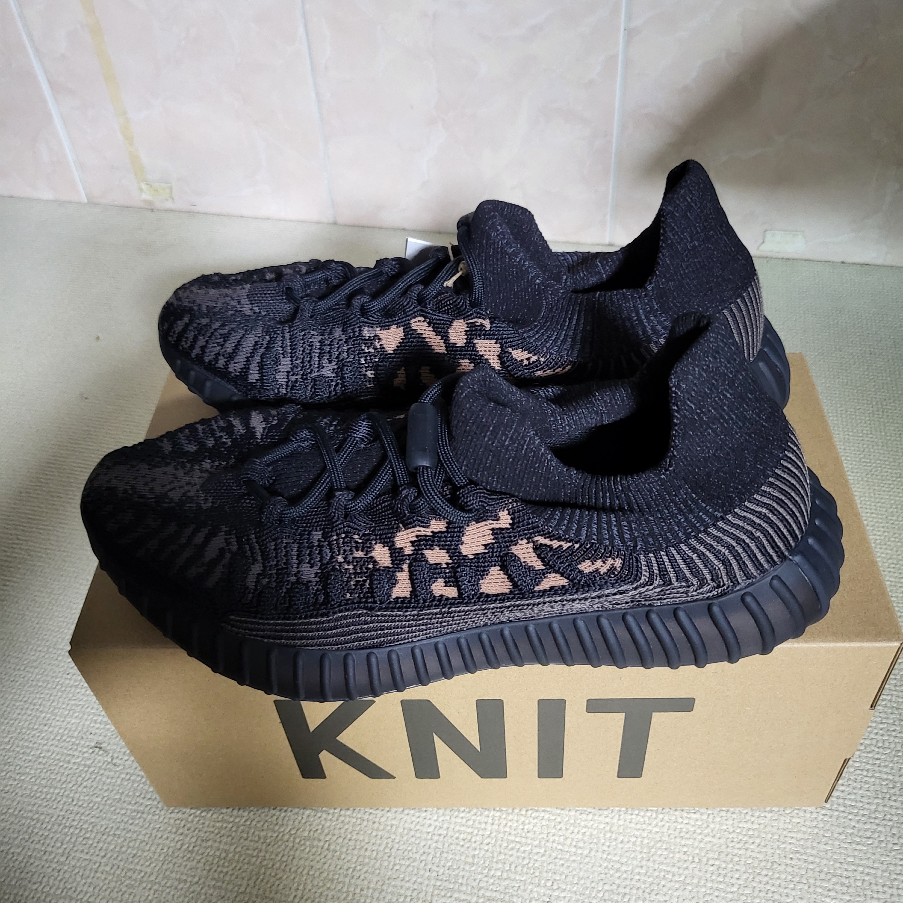 Adidas Yeezy 350 V2 CMPCT Slate Carbon 착용 스타일 - 3