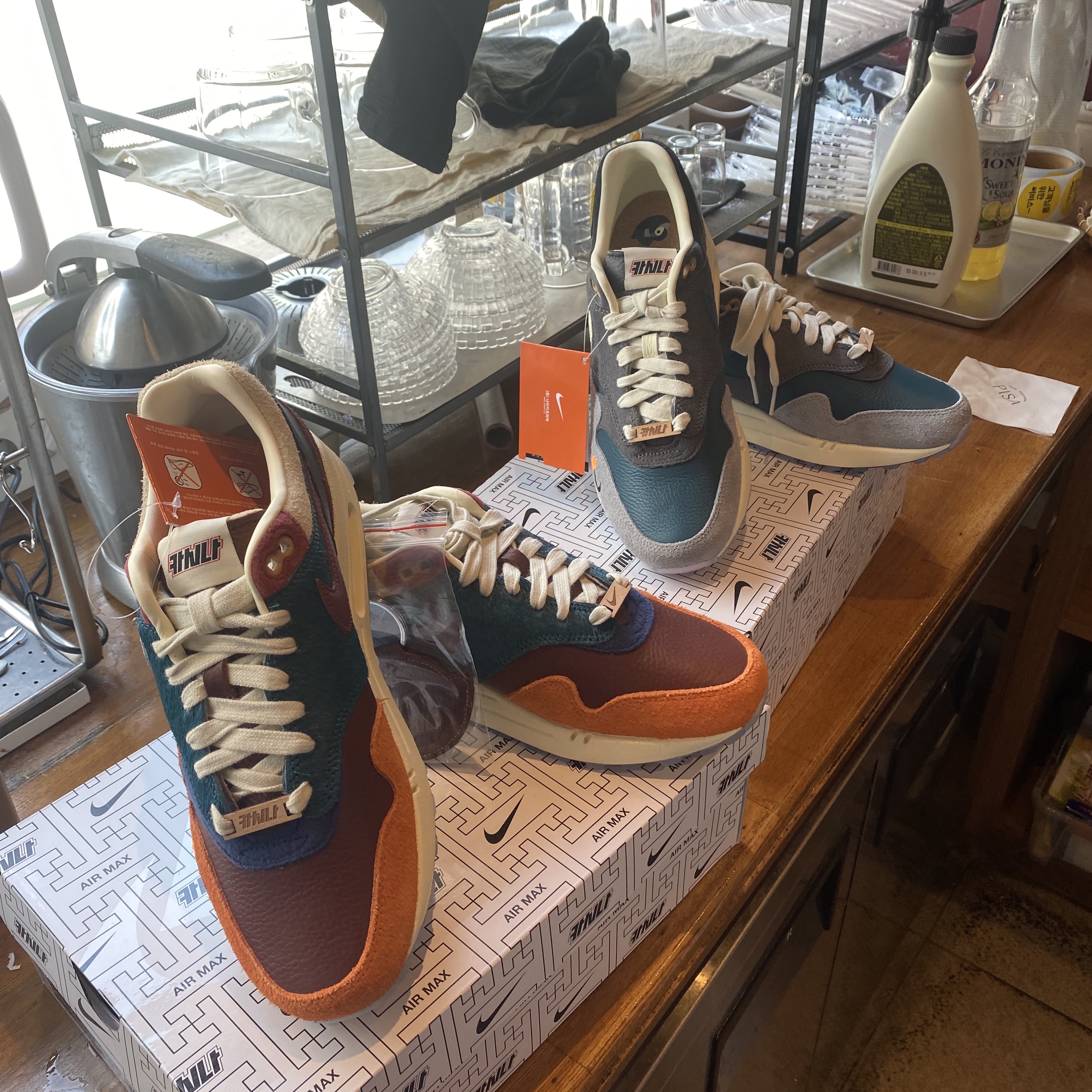 Nike x Kasina Air Max 1 SP Won-Ang Orange, Nike x Kasina Air Max 1 SP Won-Ang Particle Grey 착용 스타일 - 3