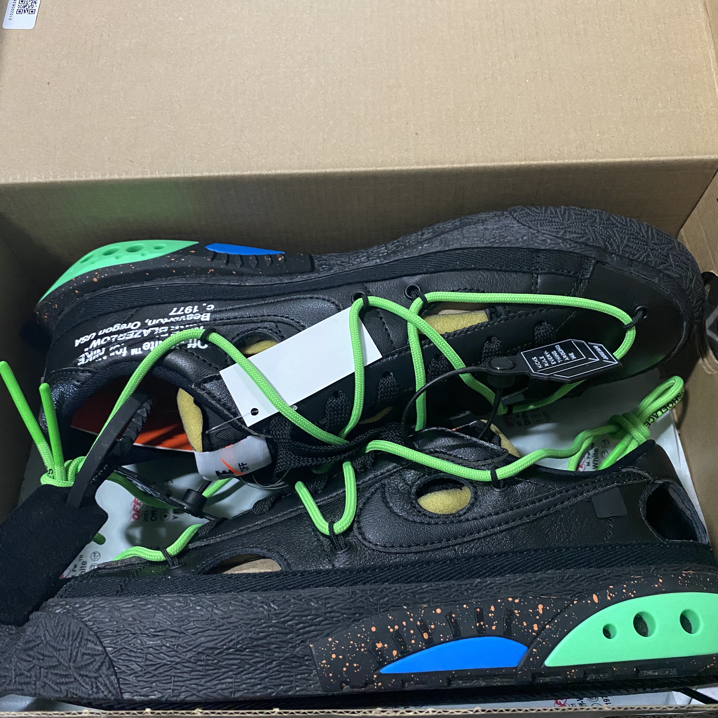 Nike x Off-White Blazer Low '77 Black and Electro Green 착용 스타일