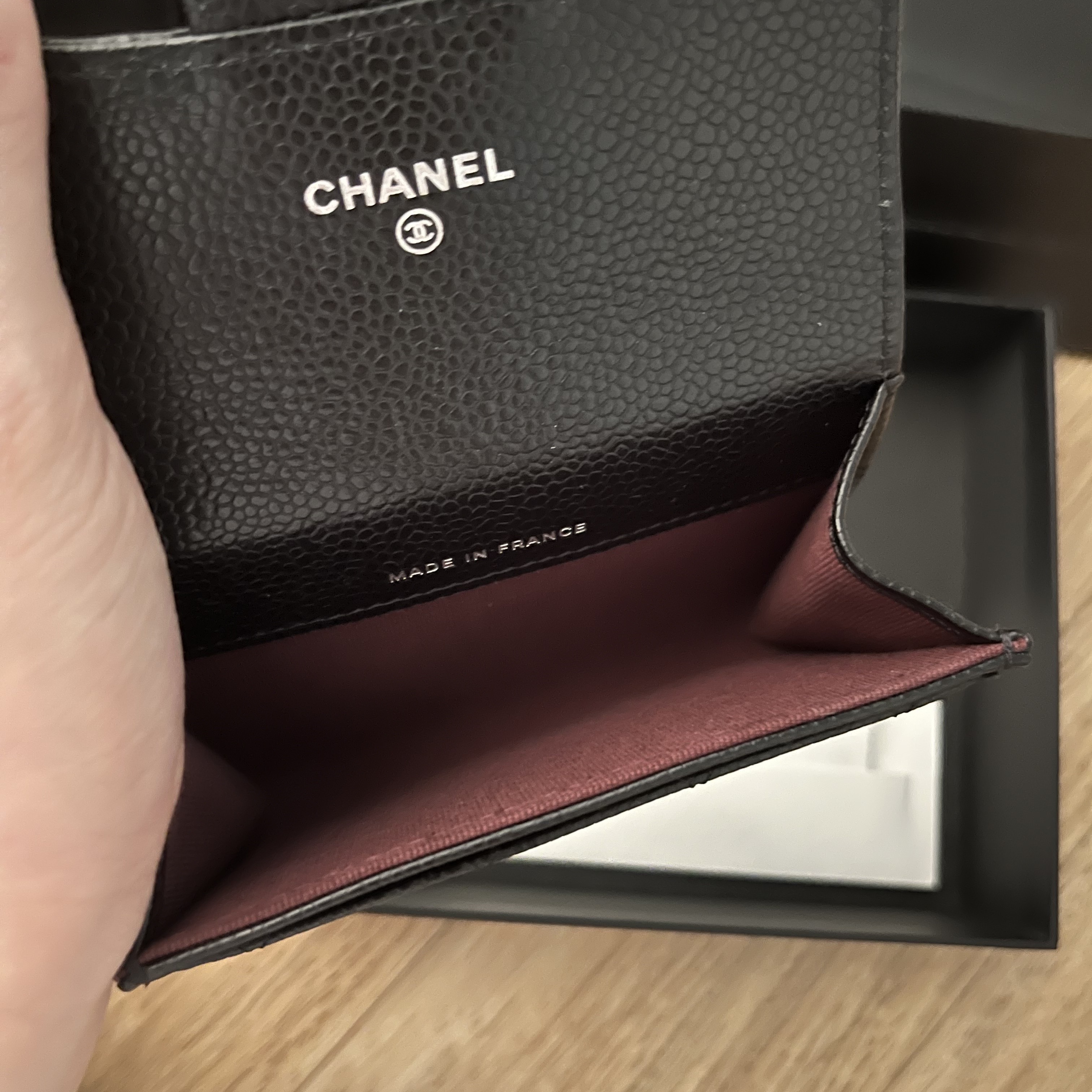 Chanel Classic Card Holder Grained Calfskin & Silver Black 착용 스타일 - 2