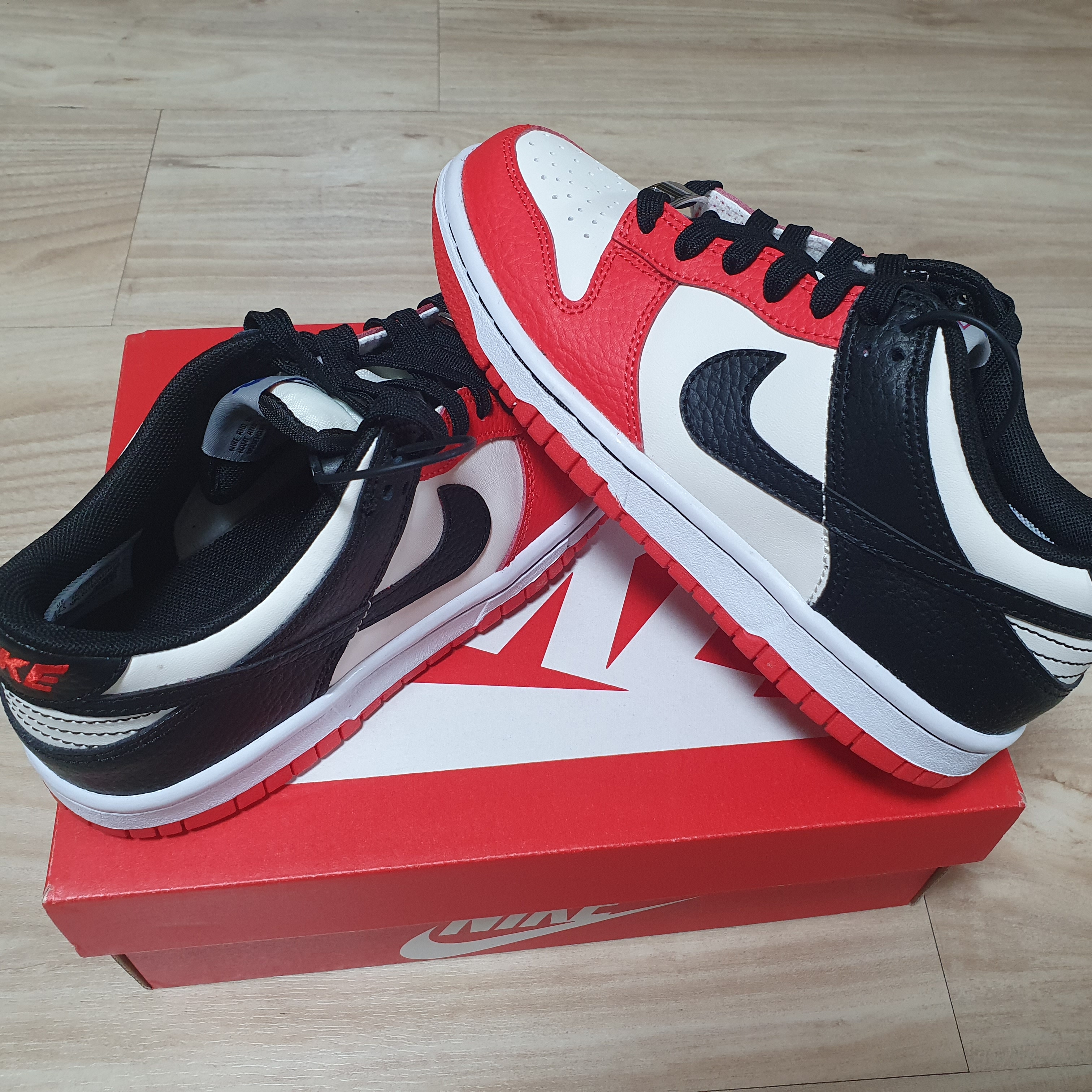 (GS) Nike x NBA Dunk Low Black and Chile Red, Nike x NBA Dunk Low Retro EMB Black and Chile Red 착용 스타일 - 2