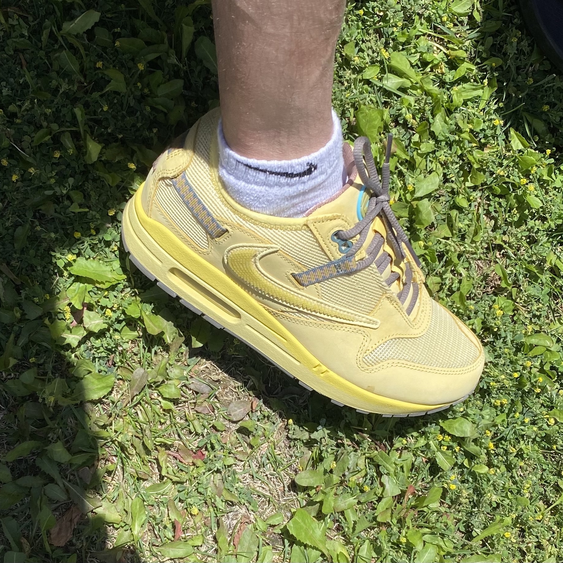 Nike x Travis Scott Air Max 1 Cact.us Gold, New Balance x JJJJound 990v3 Olive 착용 스타일 - 1