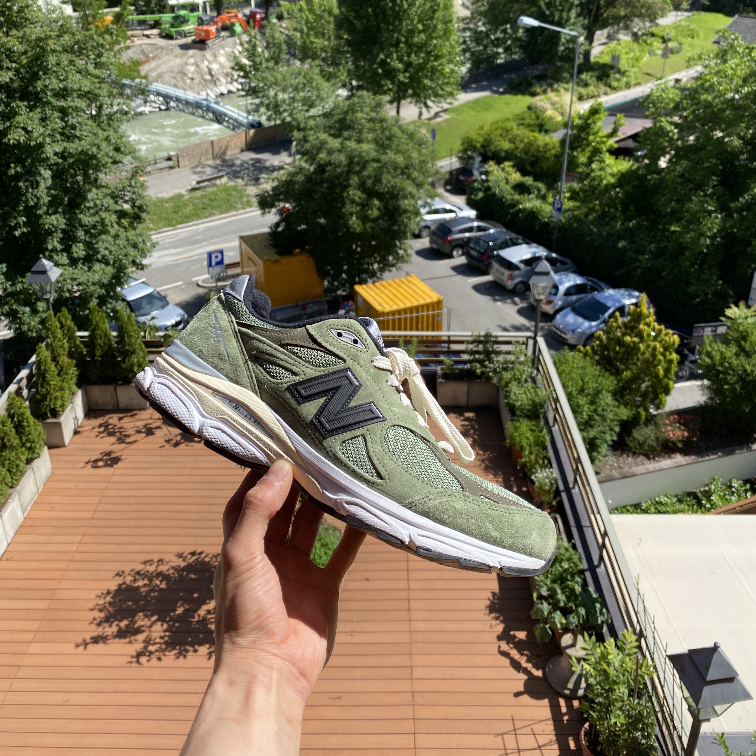 Nike x Travis Scott Air Max 1 Cact.us Gold, New Balance x JJJJound 990v3 Olive 착용 스타일 - 3