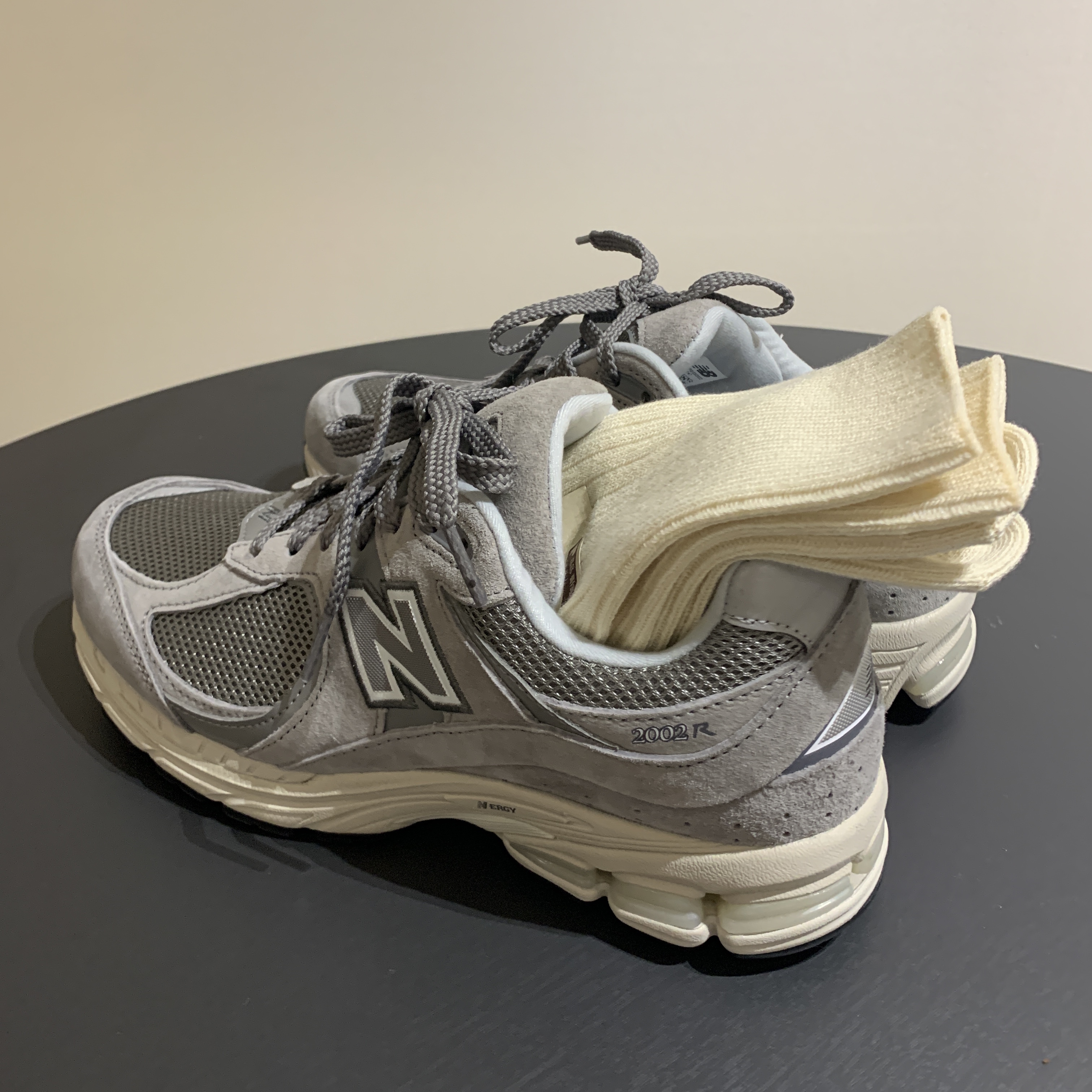 New Balance 2002R Grey 착용 스타일