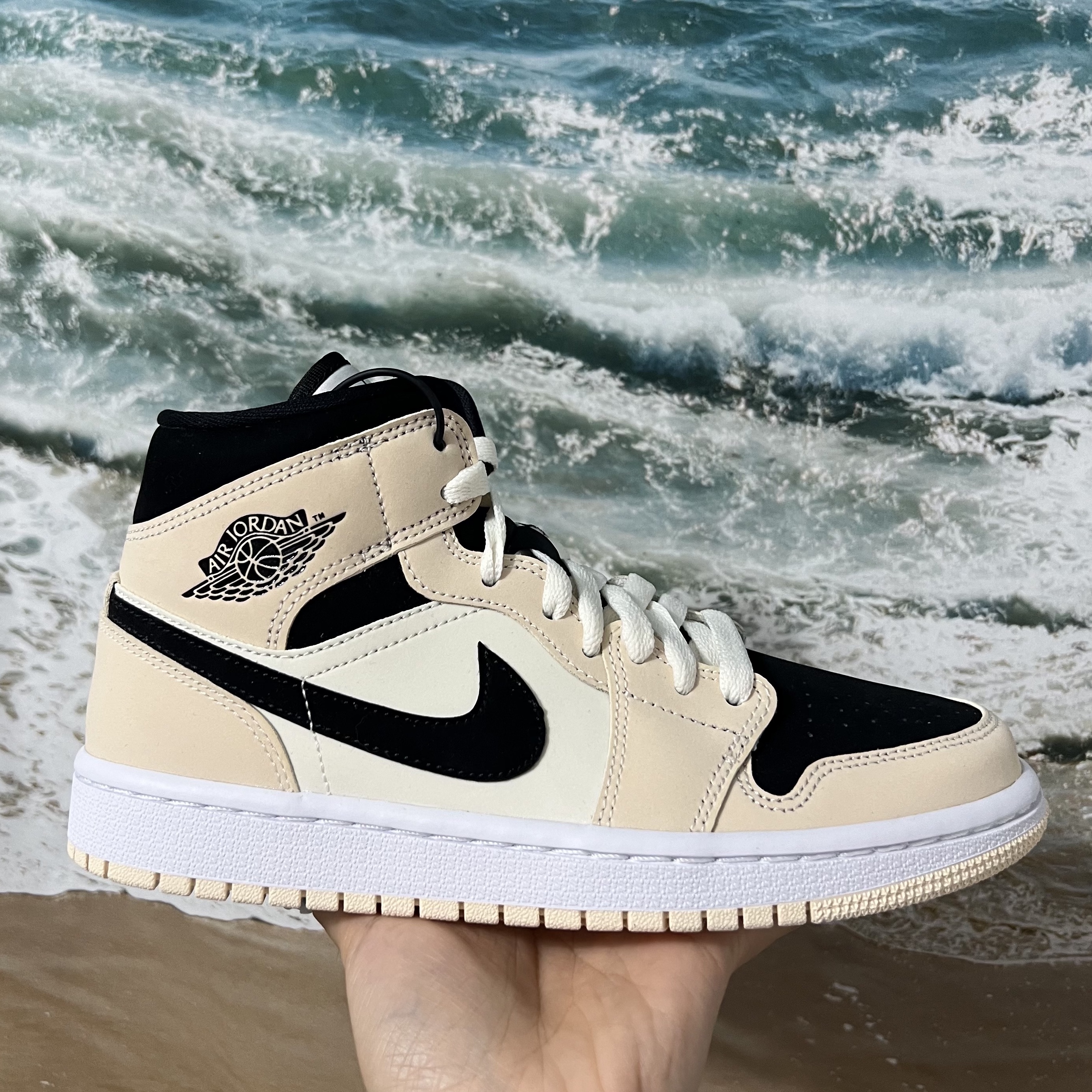 (W) Jordan 1 Mid Barely Orange 착용 스타일 - 1