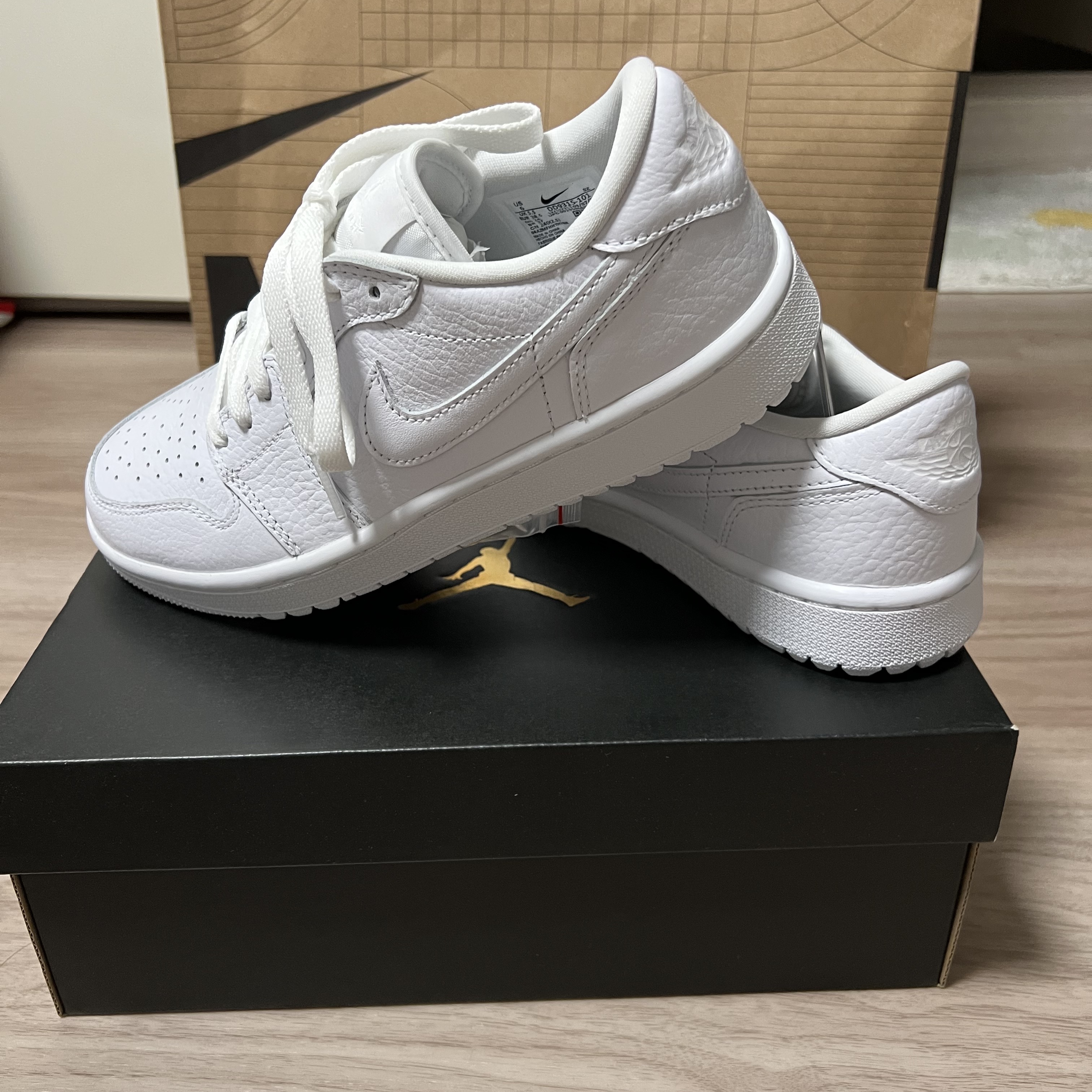 Jordan 1 Low Golf Triple White 착용 스타일 - 1