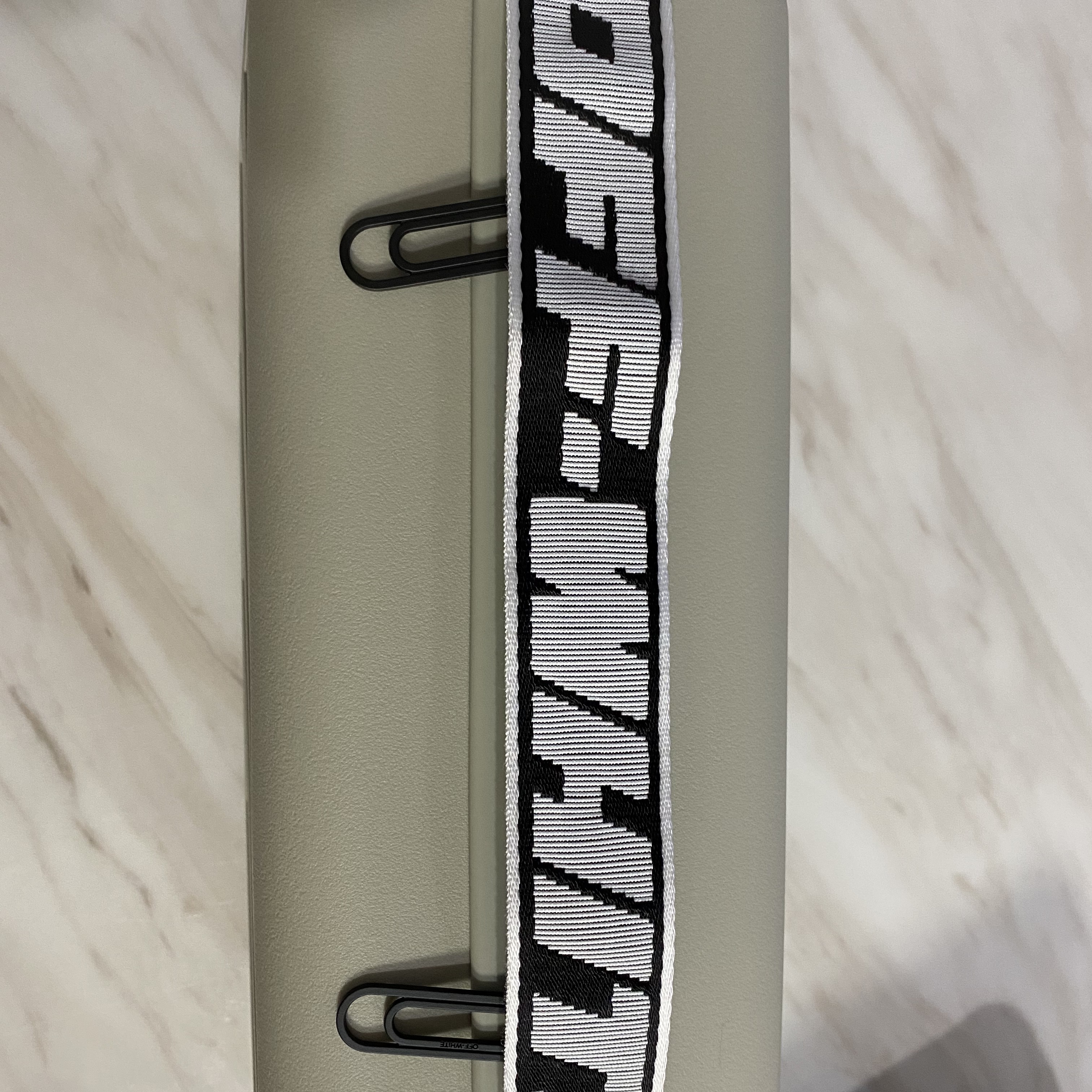 Off-White x Amore Pacific Protection Box (Without Cosmetics) 착용 스타일 - 4