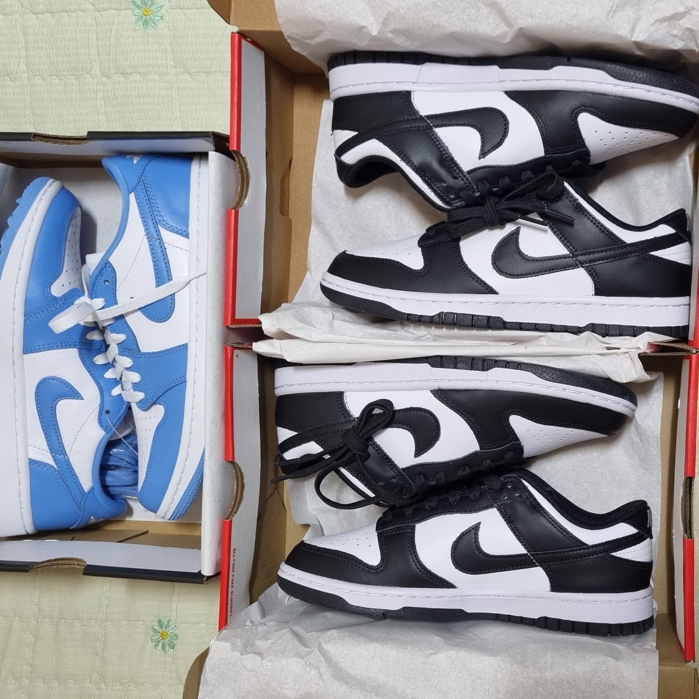 Jordan 1 Low Golf White and University Blue, Nike Dunk Low Retro Black 착용 스타일 - 1