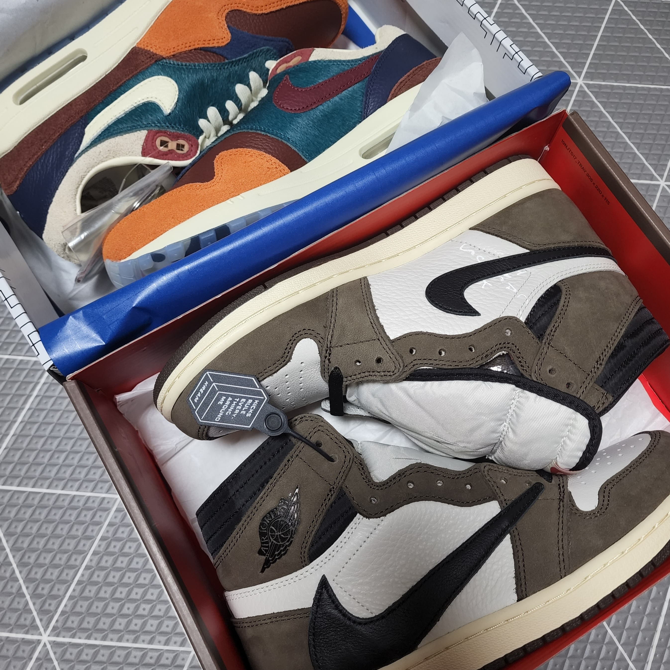 Jordan 1 x Travis Scott Retro High OG SP Mocha, Nike x Kasina Air Max 1 SP Won-Ang Orange 착용 스타일
