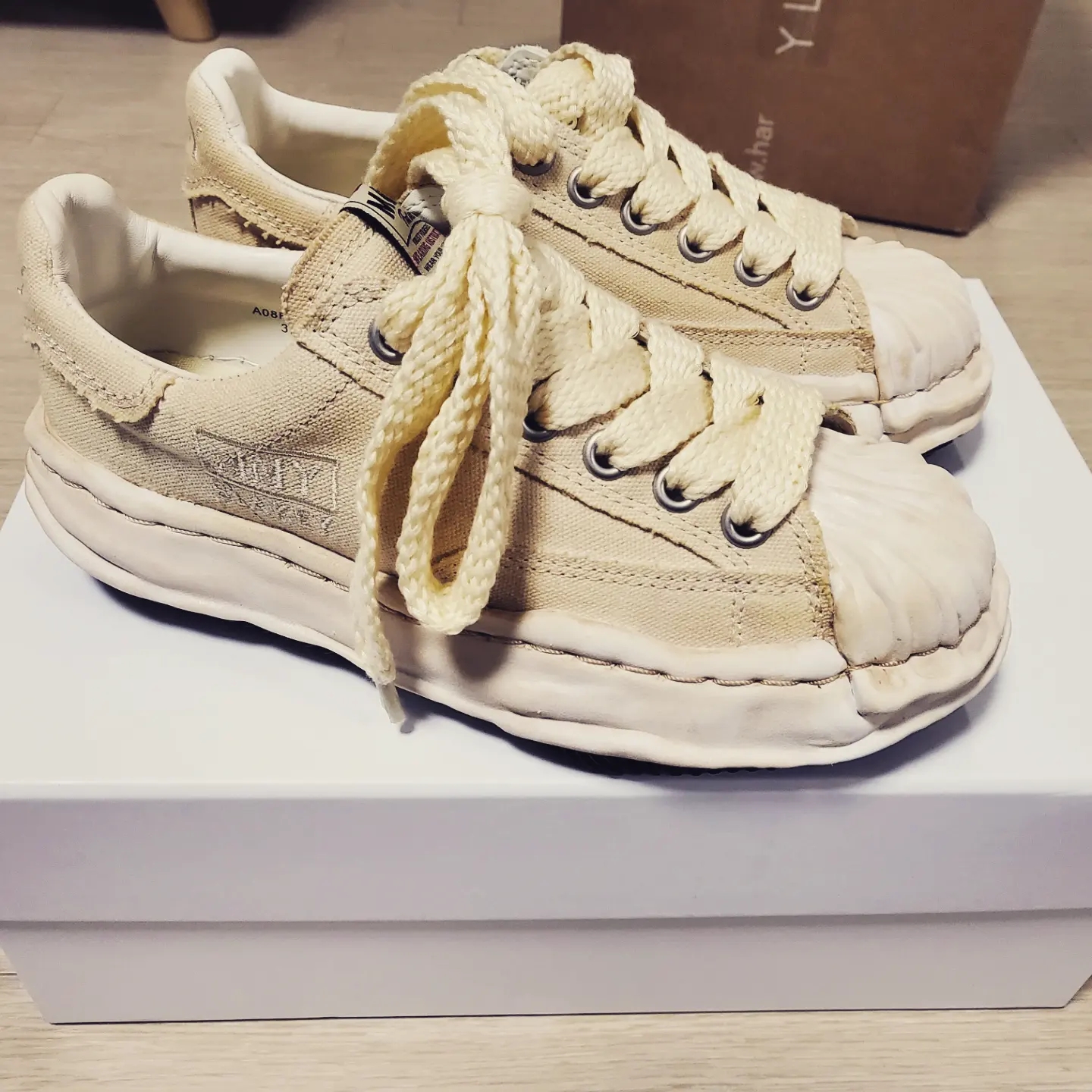 Maison Mihara Yasuhiro Blakey OG STC Sole OD Canvas Low-top Sneakers White 착용 스타일 - 3