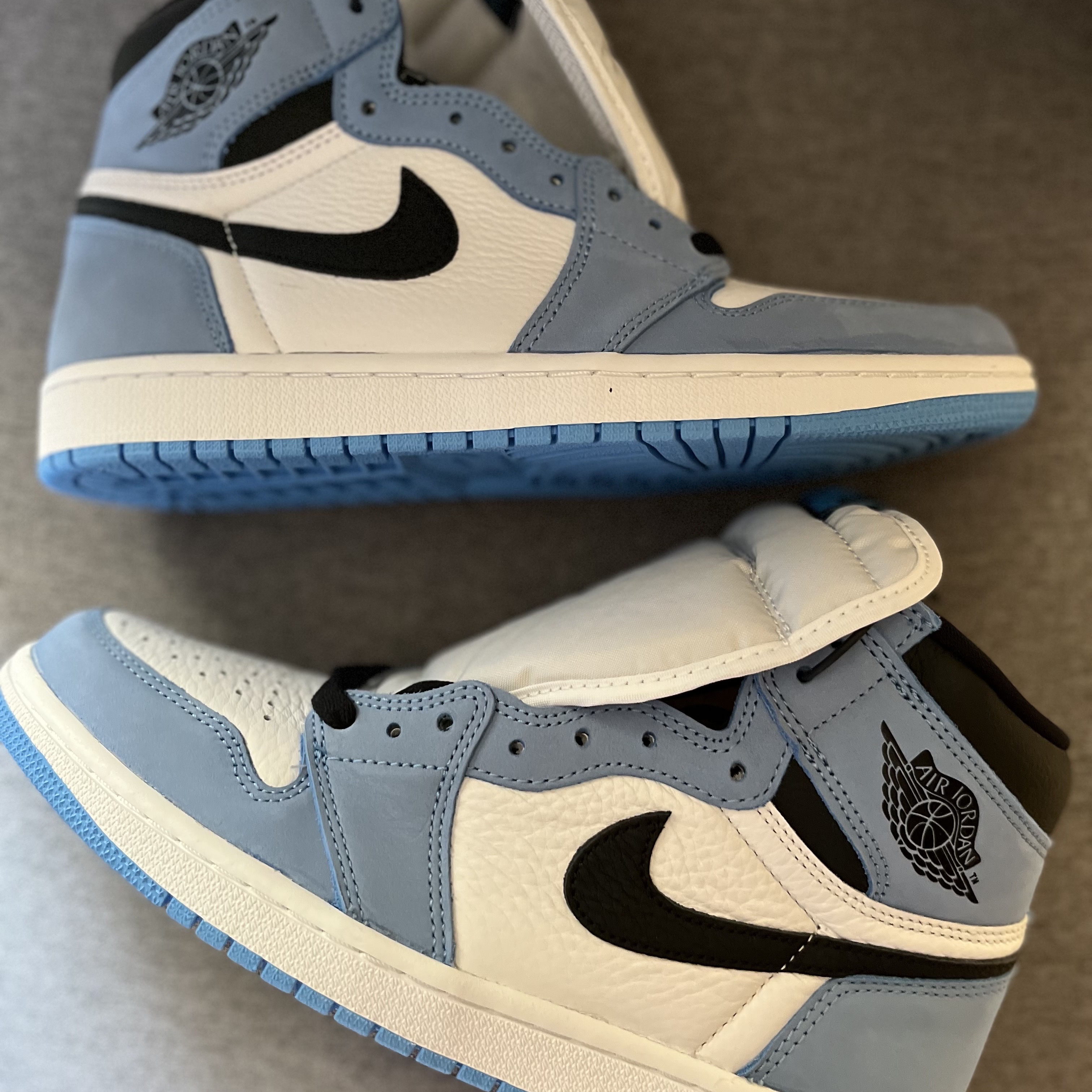 Jordan 1 Retro High OG University Blue 착용 스타일 - 1