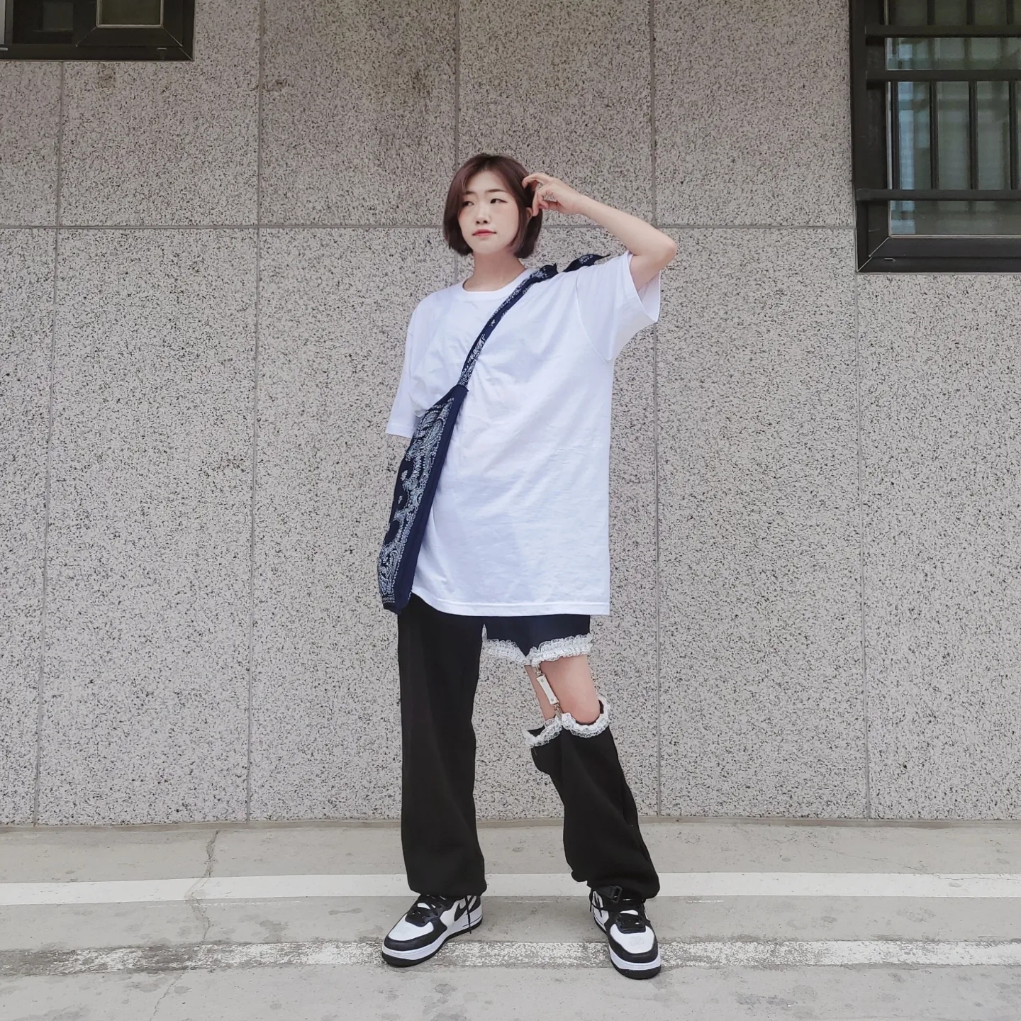 Nike x Stussy Air Force 1 '07 Mid SP Black and Light Bone 착용 스타일 - 1