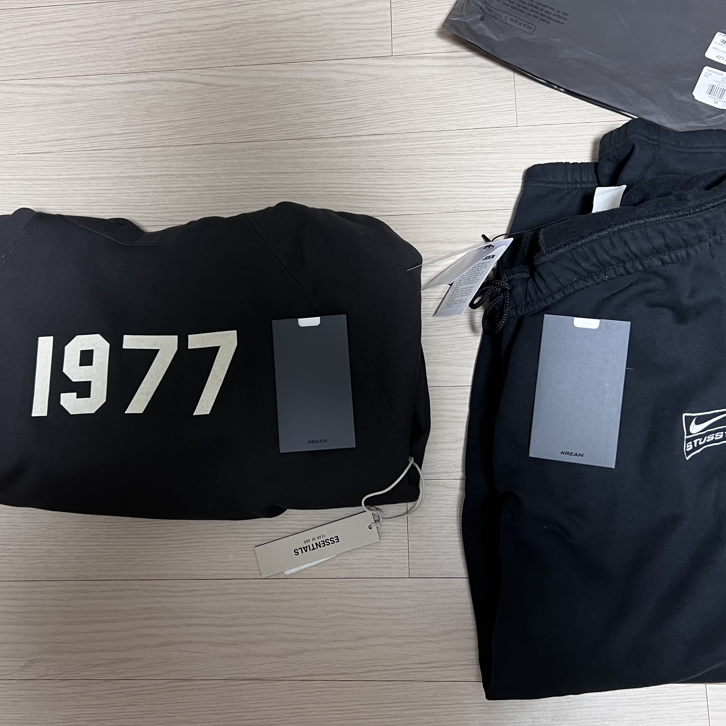 Essentials 1977 Hoodie Iron - 22SS, Nike x Stussy NRG RA Washed Fleece Pants Black (DN4030-010) 착용 스타일