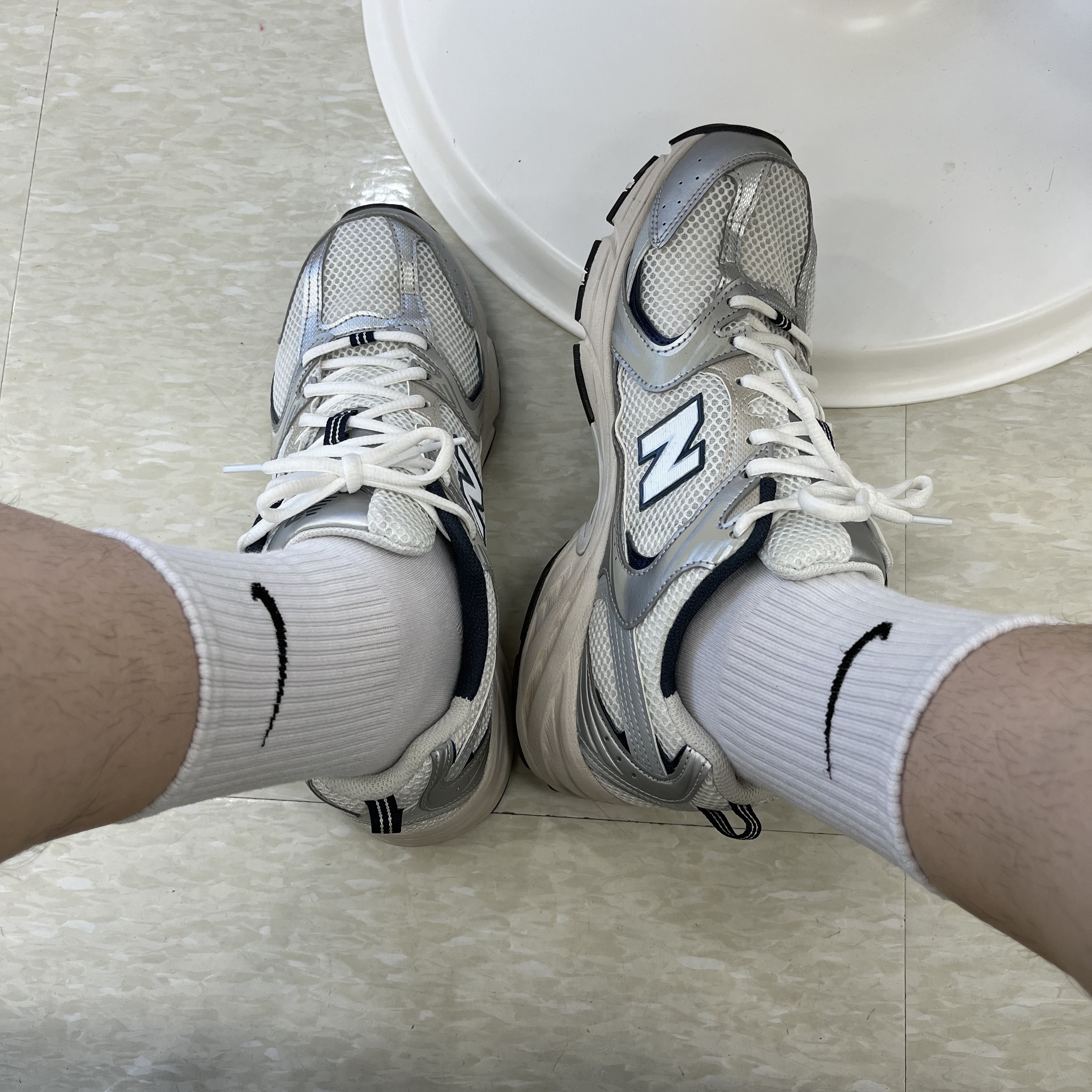 New Balance 530 Steel Grey 착용 스타일