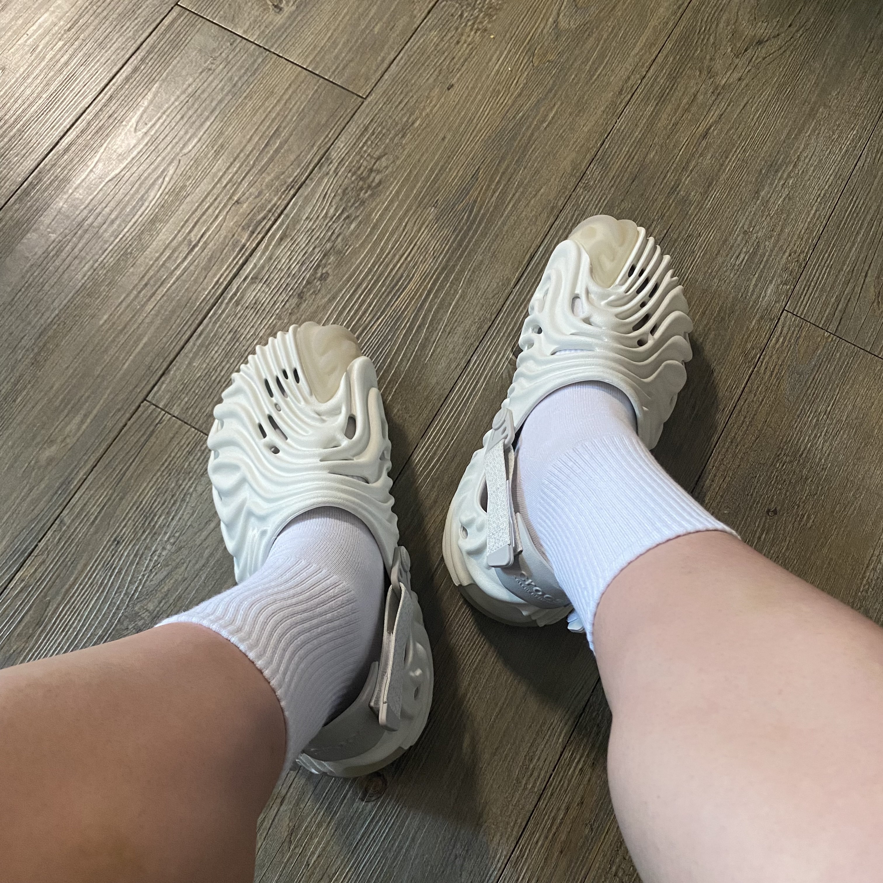 Crocs x Salehe Bembury Pollex Clog Stratus 착용 스타일 - 2
