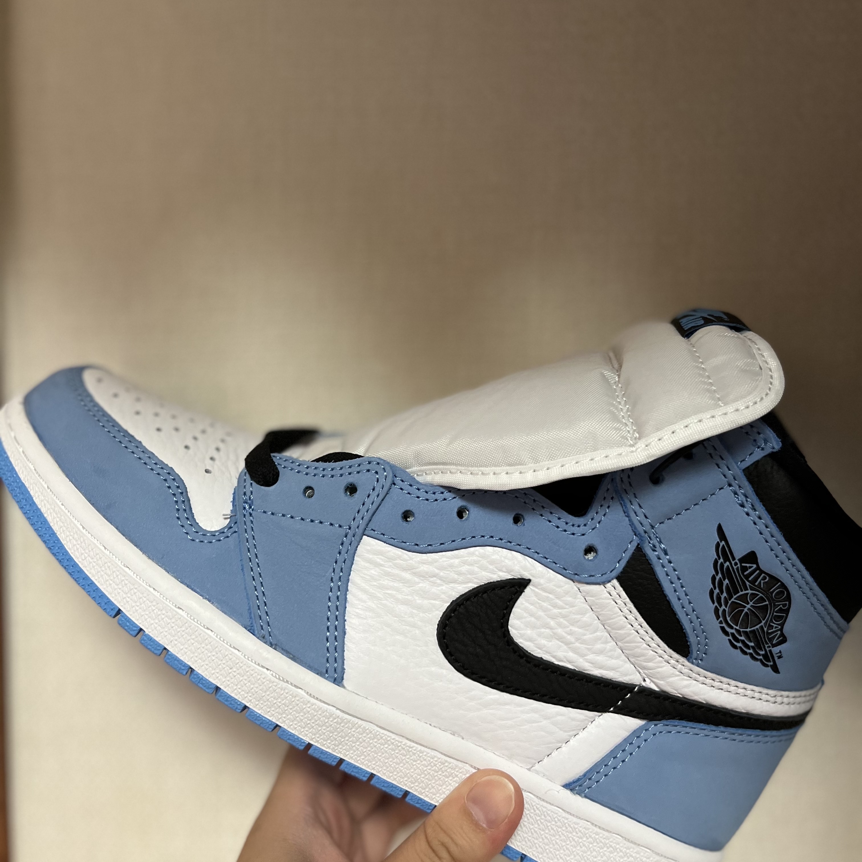 Jordan 1 Retro High OG University Blue 착용 스타일 - 2