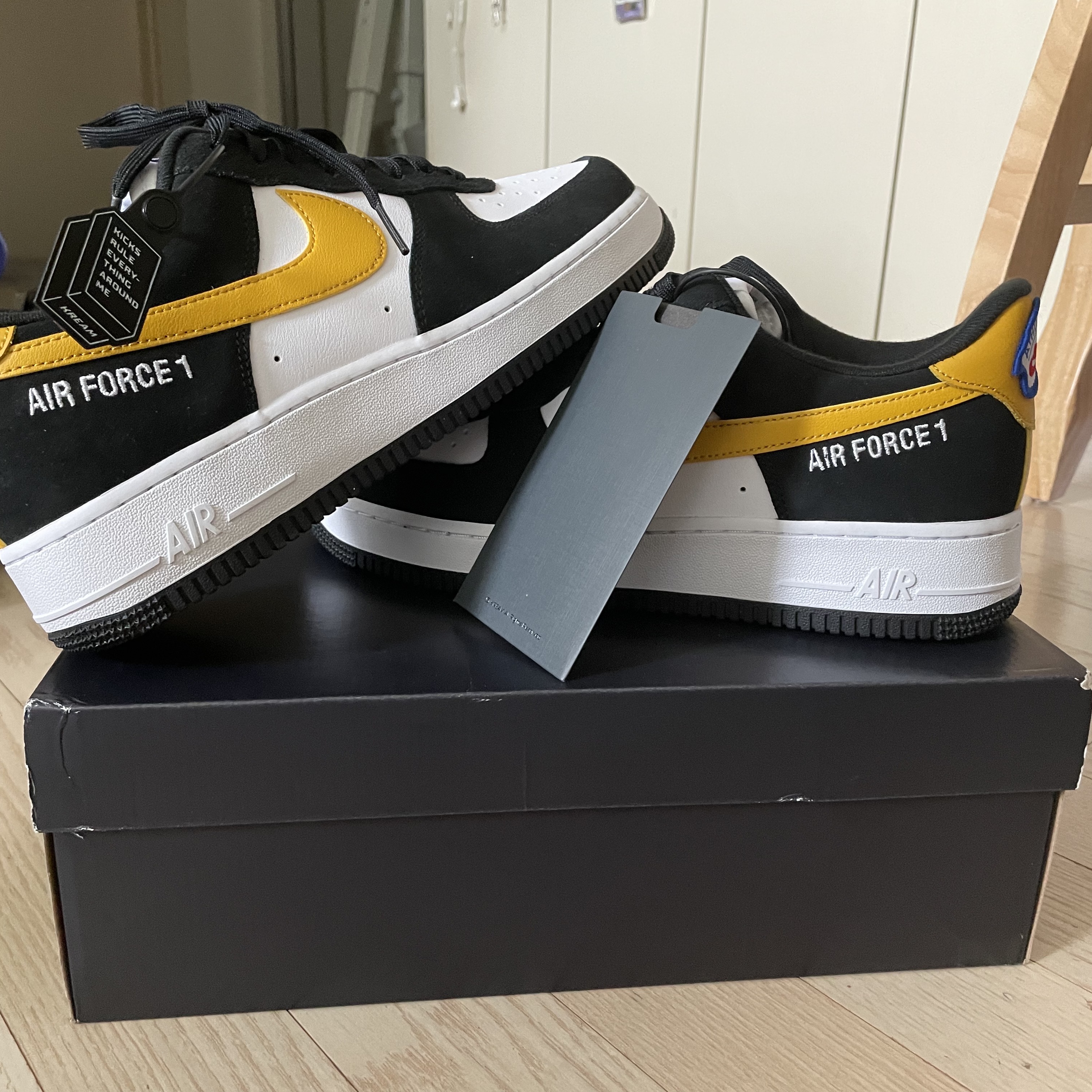 Nike Air Force 1 '07 LV8 Athletic Club Black Dark Sulfur 착용 스타일 - 2