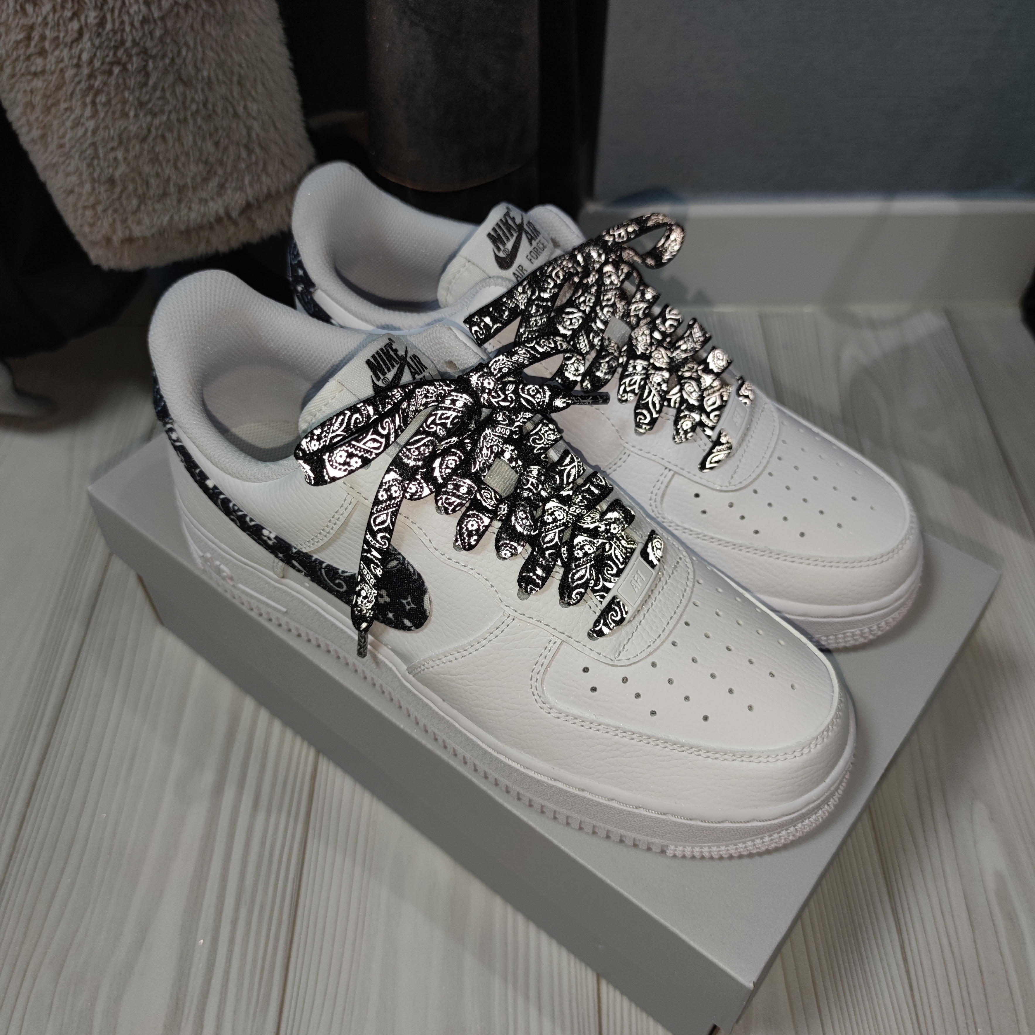 (W) Nike Air Force 1 '07 Essential Paisley Swoosh White Black 착용 스타일 - 2