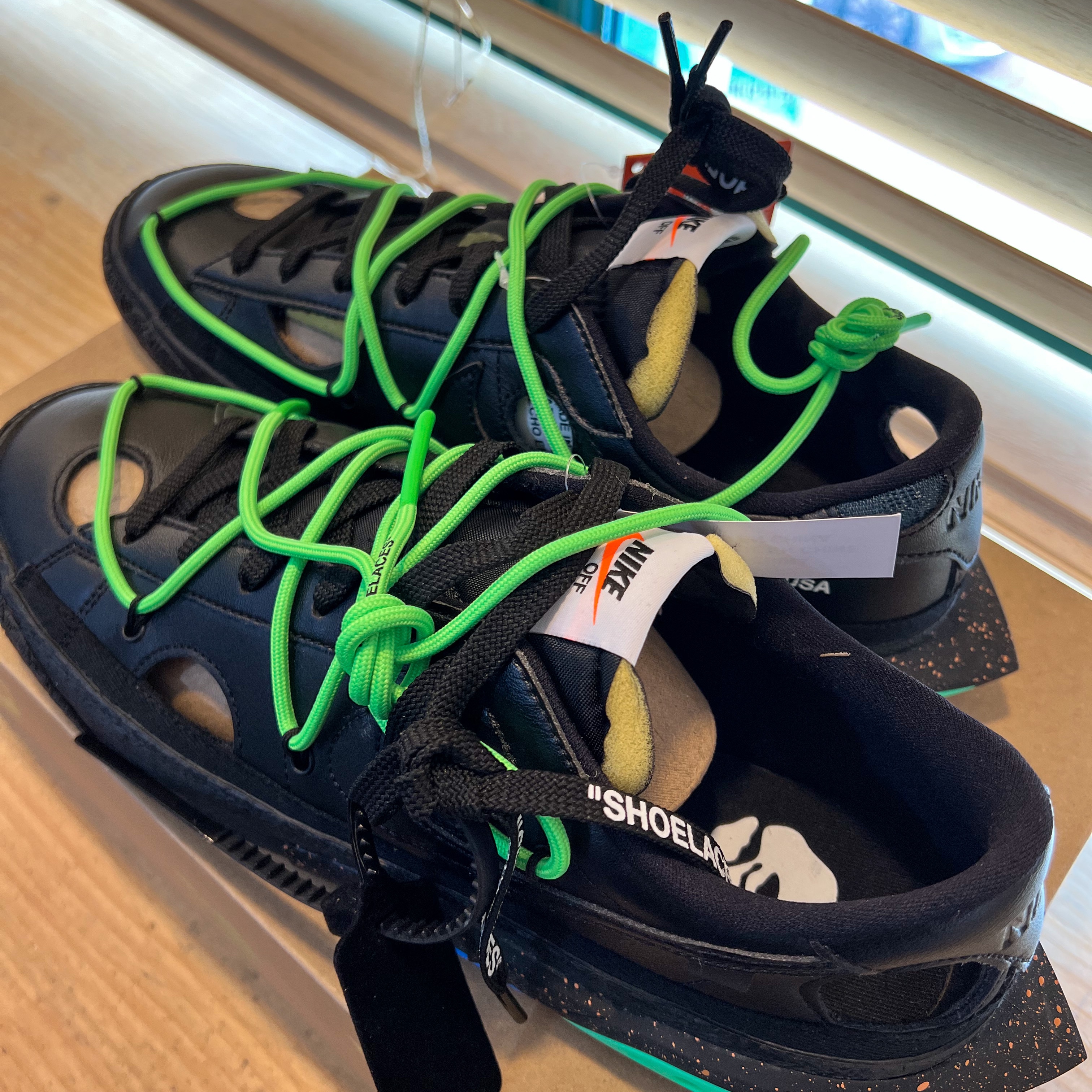 Nike x Off-White Blazer Low '77 Black and Electro Green 착용 스타일 - 2