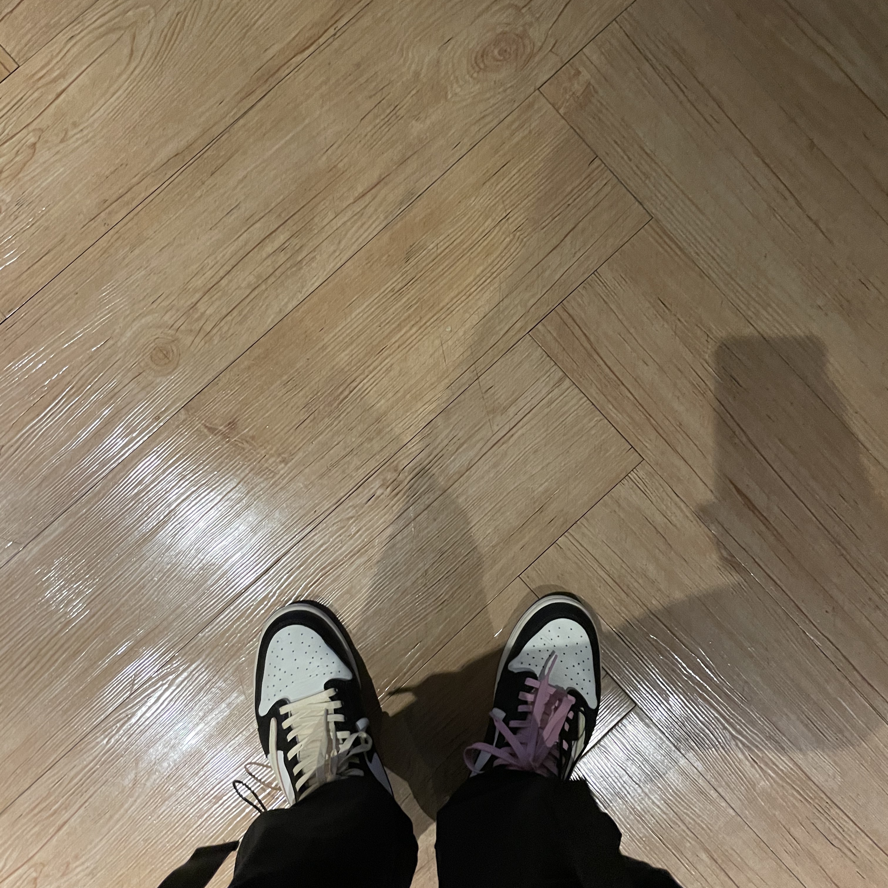 Jordan 6 Retro Carmine 2021, Jordan 1 Retro High OG Court Purple 2020 착용 스타일 - 3