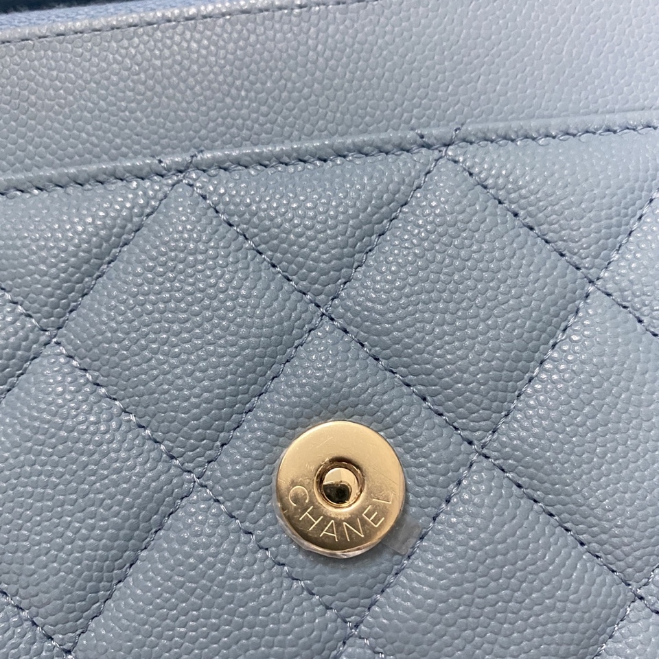 Chanel Classic Wallet On Chain Grained Calfskin & Gold Light Blue 착용 스타일 - 3