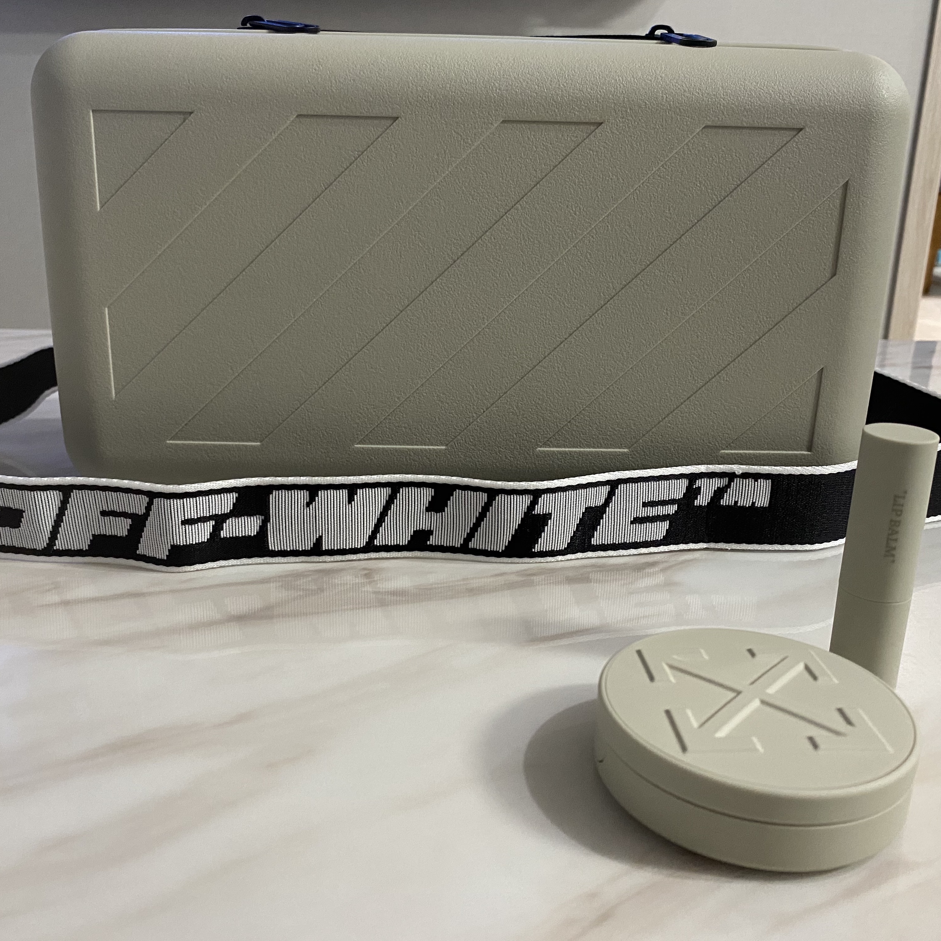 Off-White x Amore Pacific Protection Box (Without Cosmetics) 착용 스타일 - 1