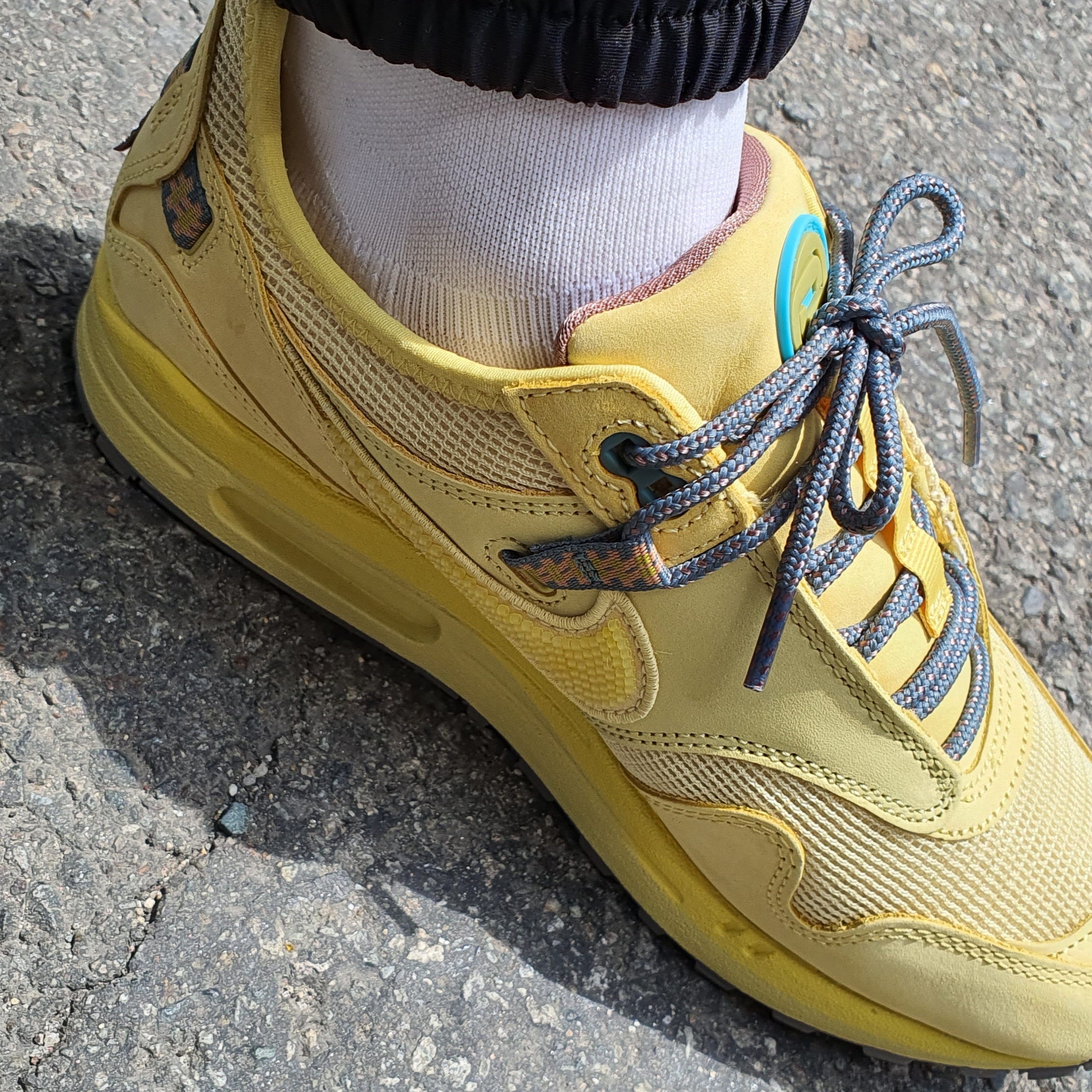 Nike x Travis Scott Air Max 1 Cact.us Gold 착용 스타일 - 2