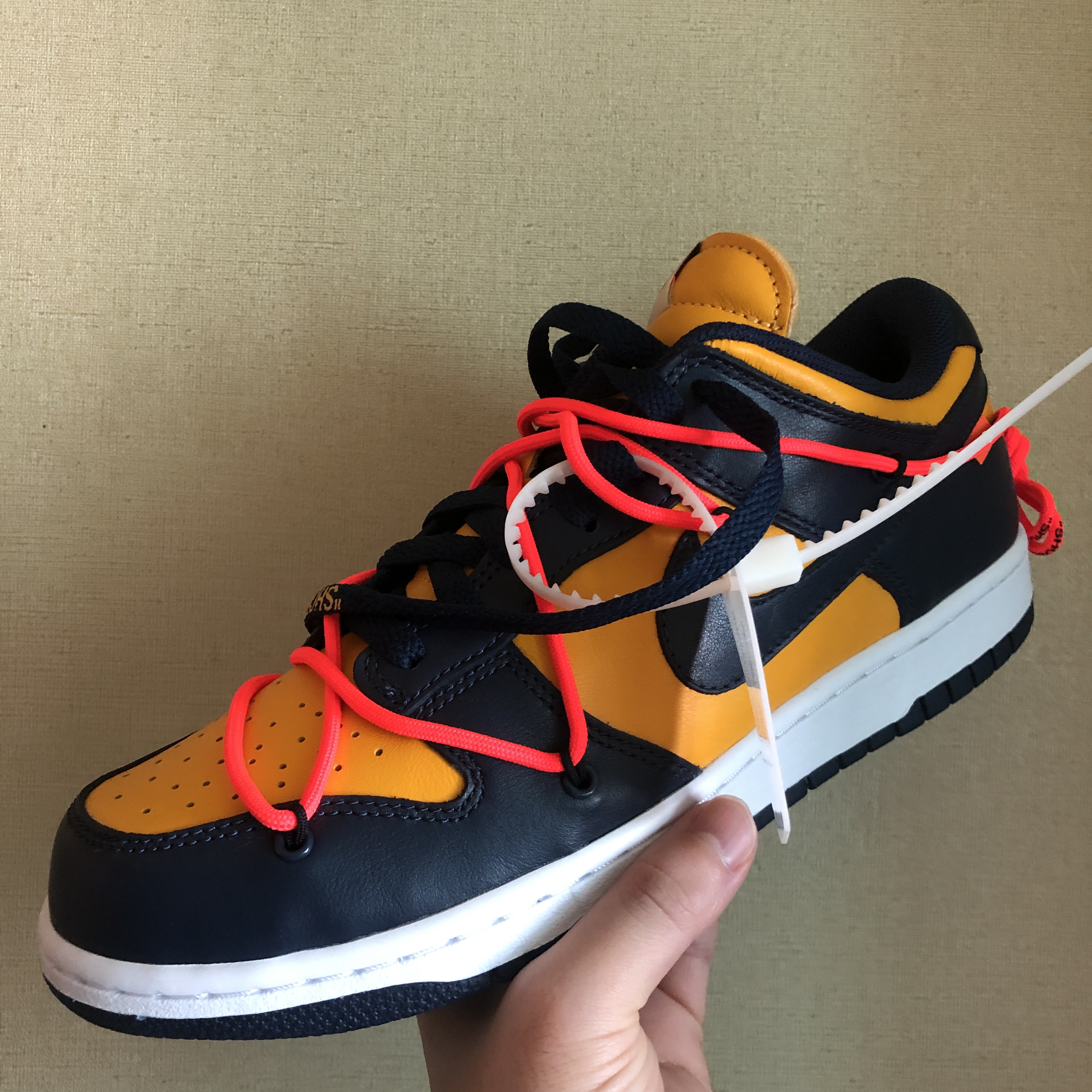 Nike x Off-White Dunk Low University Gold Midnight Navy 착용 스타일