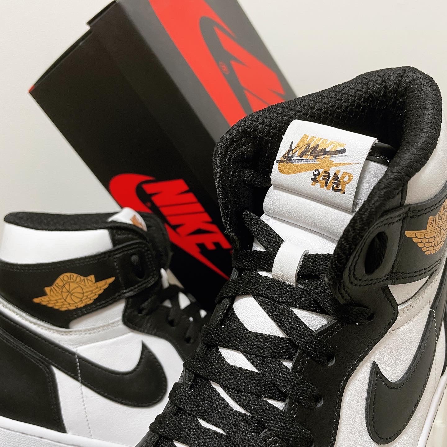 Jordan 1 Mid Black Hyper Royal, Jordan 1 Retro High OG Black White 2014 착용 스타일 - 2