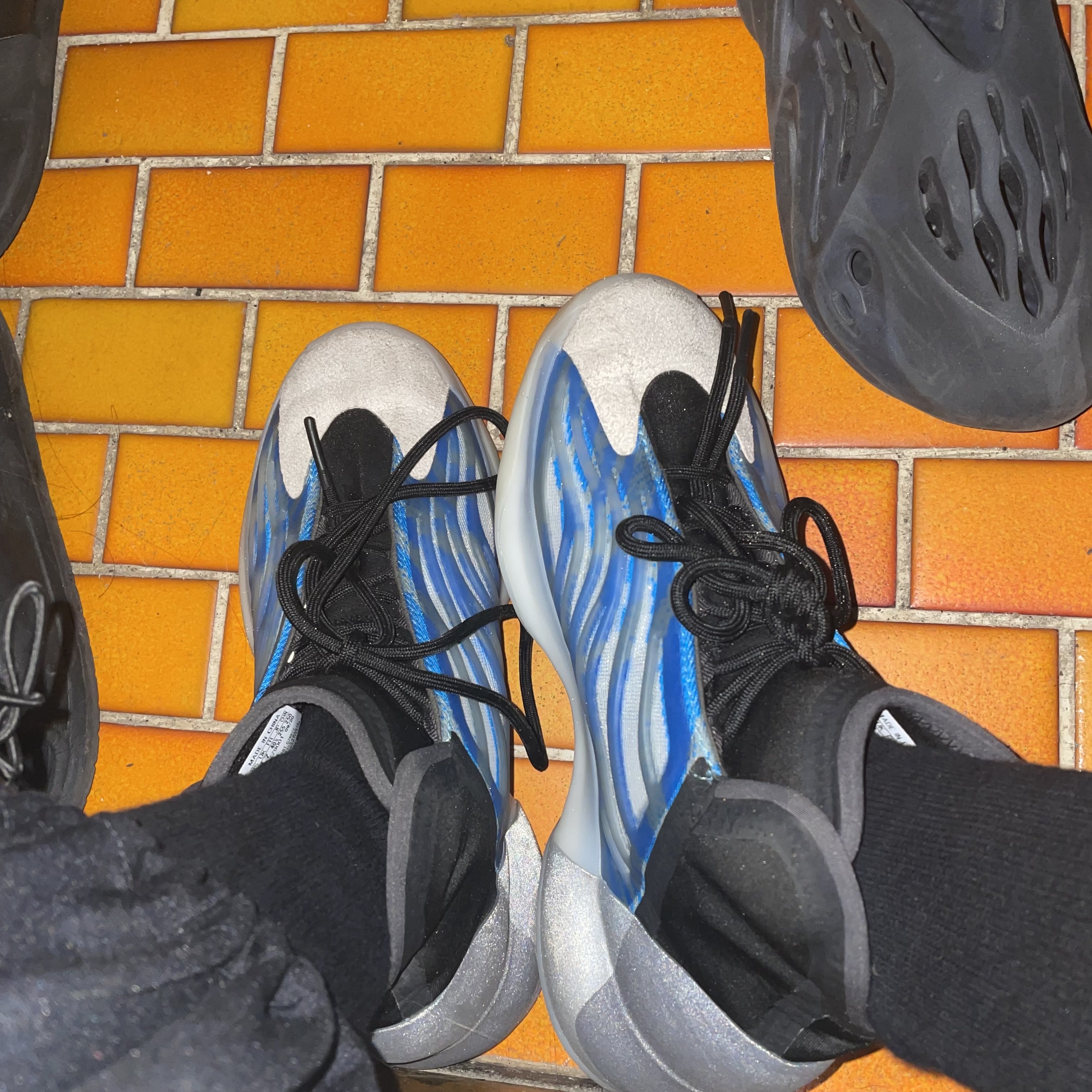 Adidas Yeezy Foam RNNR Mineral Blue, Adidas Yeezy QNTM Frozen Blue 착용 스타일