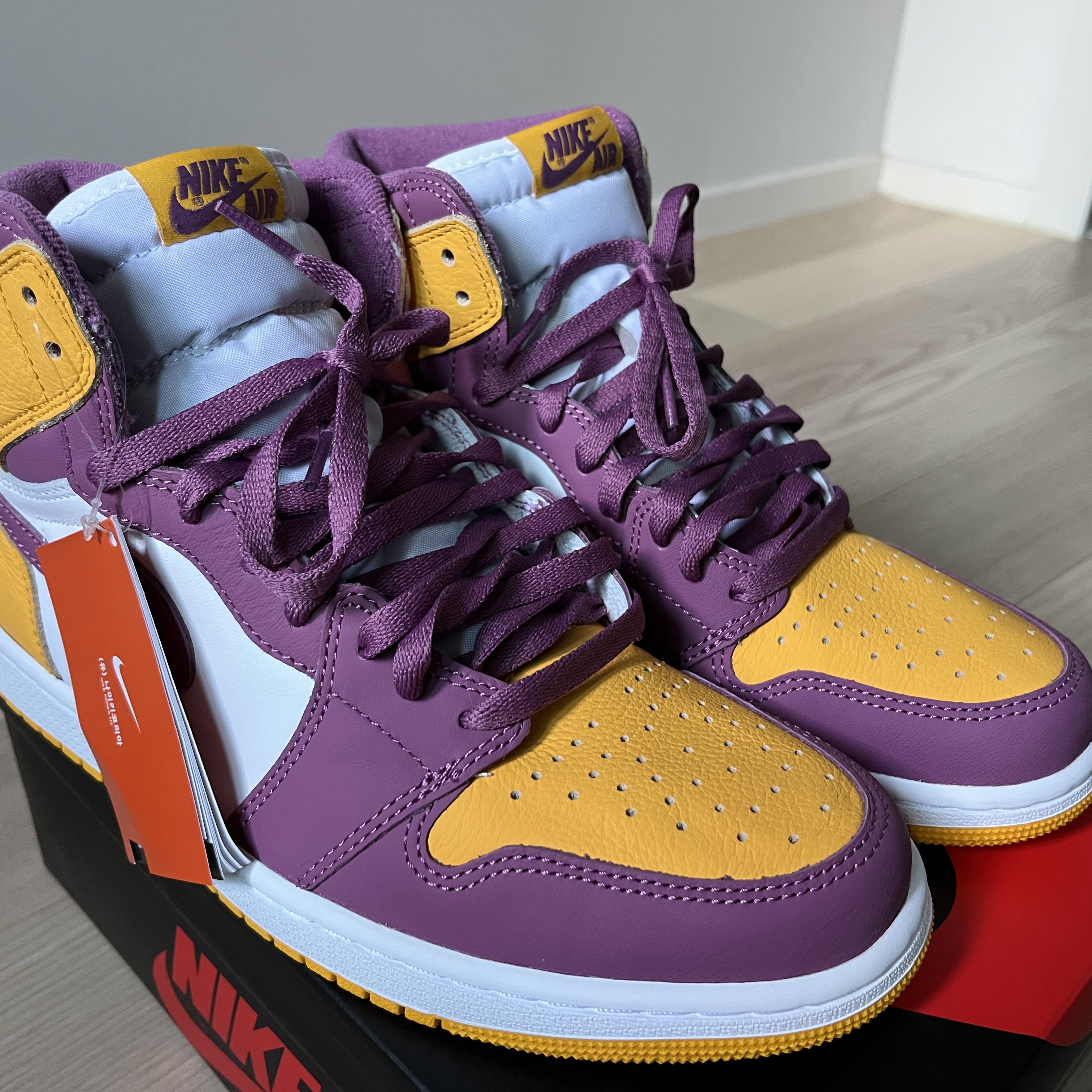 Jordan 1 Retro High OG University Gold Light Bordeaux 착용 스타일 - 1