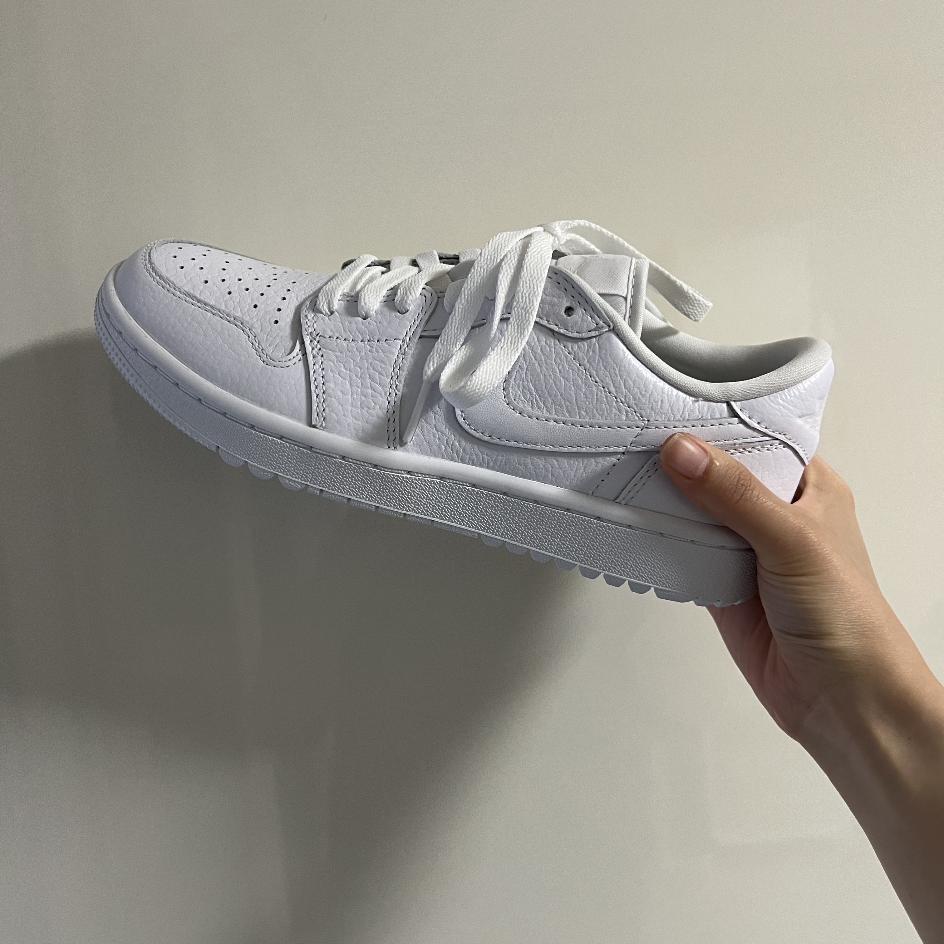 Jordan 1 Low Golf Triple White 착용 스타일 - 2