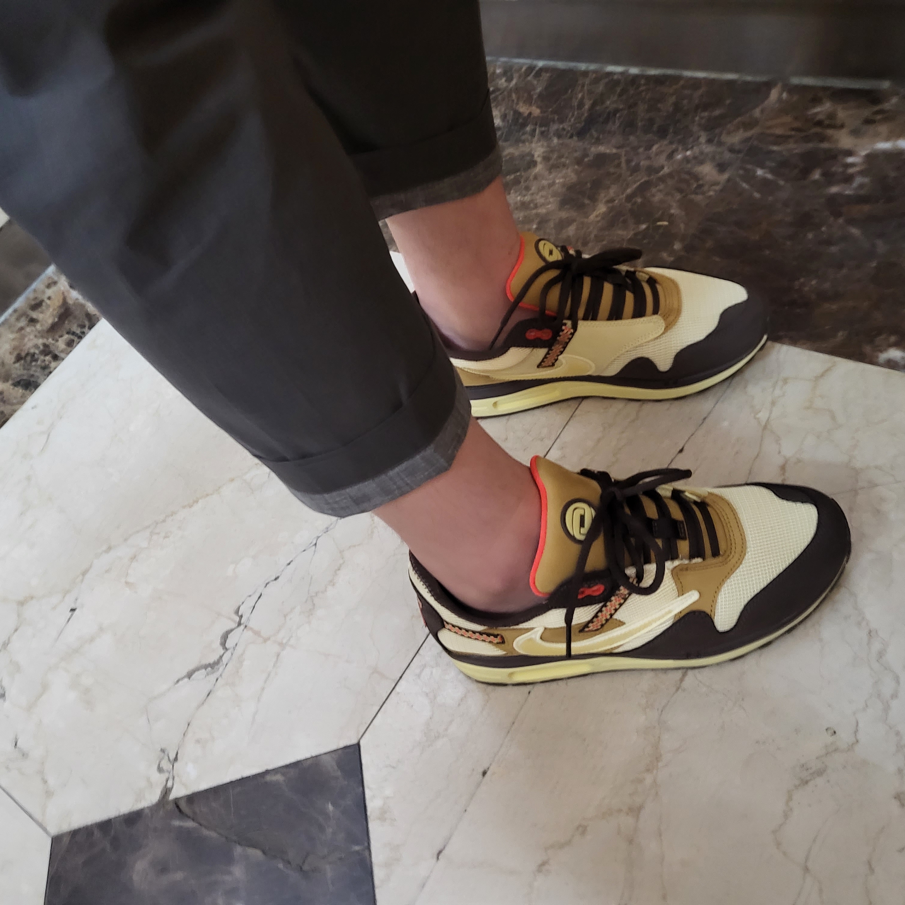 Nike x Travis Scott Air Max 1 Cact.us Brown 착용 스타일 - 3