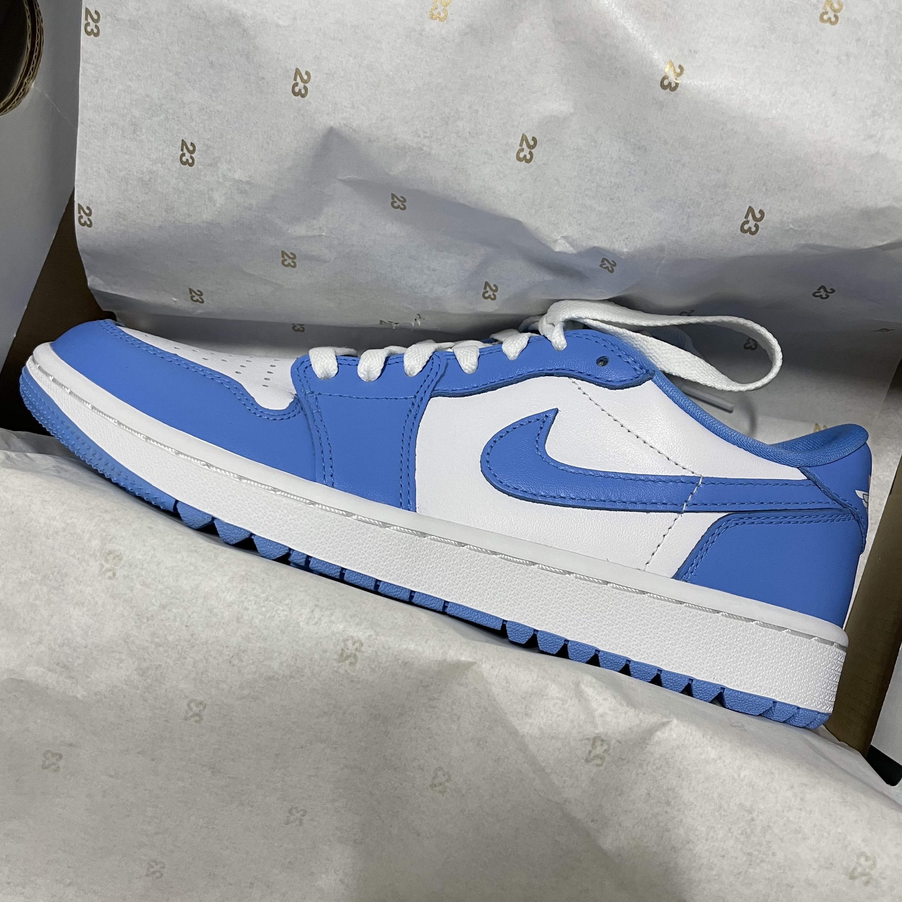Jordan 1 Low Golf White and University Blue 착용 스타일