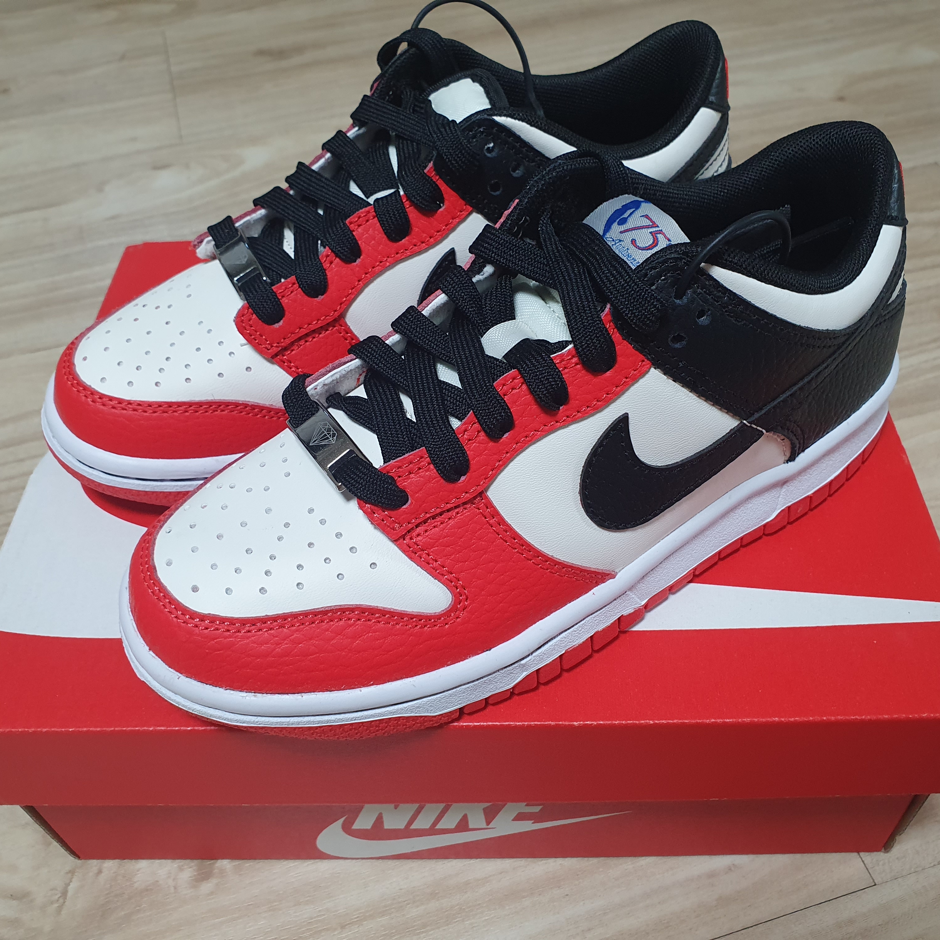 (GS) Nike x NBA Dunk Low Black and Chile Red, Nike x NBA Dunk Low Retro EMB Black and Chile Red 착용 스타일 - 1