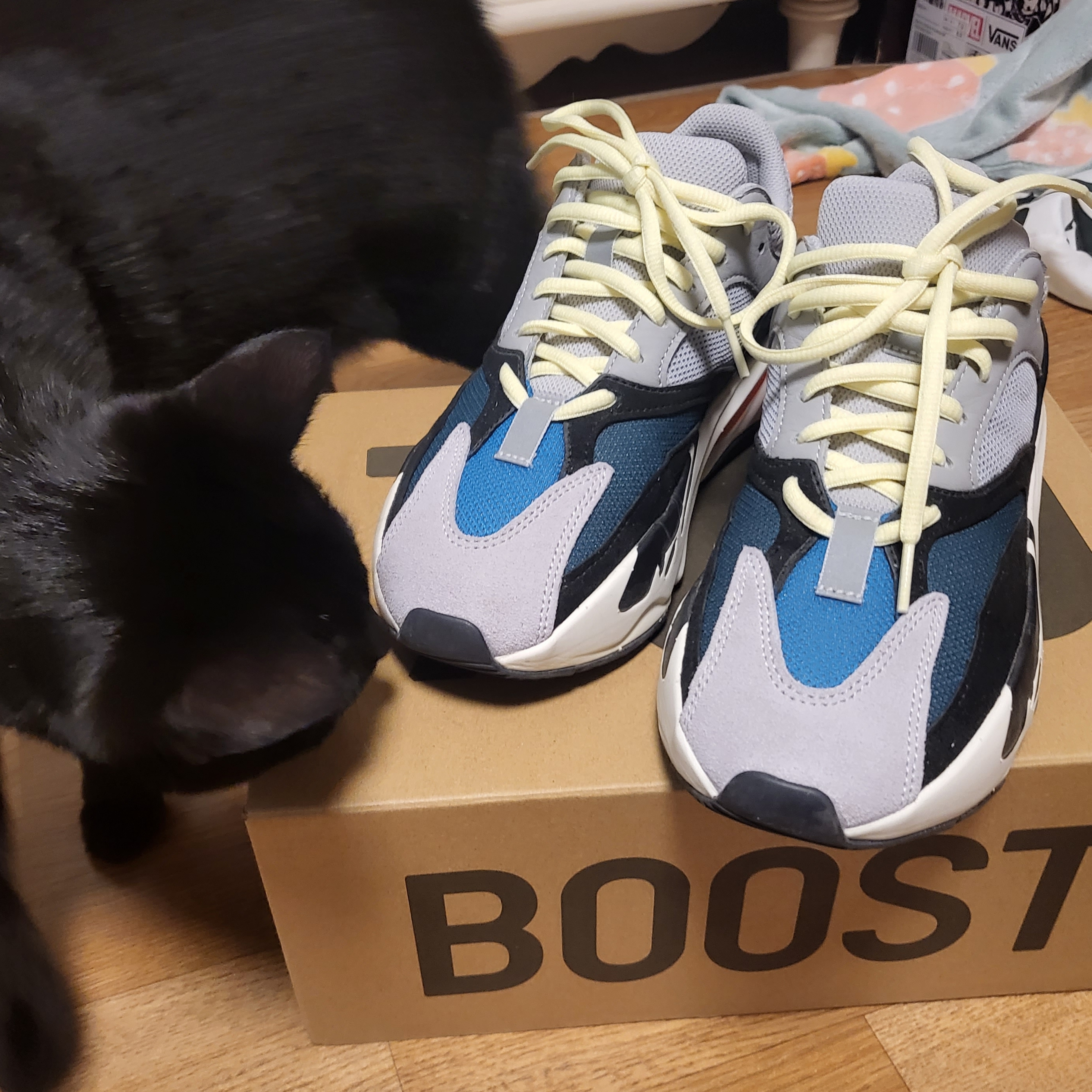 Adidas Yeezy Boost 700 Wave Runner Solid Grey 2021/2022 착용 스타일 - 3