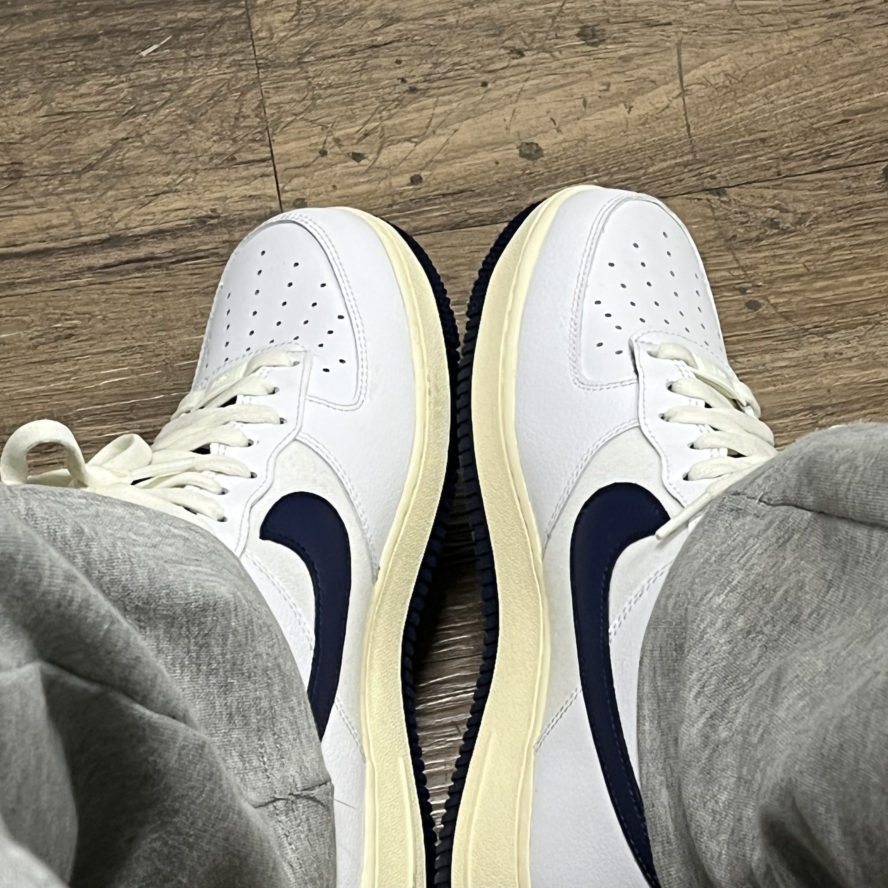 Nike Air Force 1 '07 LV8 Varsity White Midnight Navy 착용 스타일