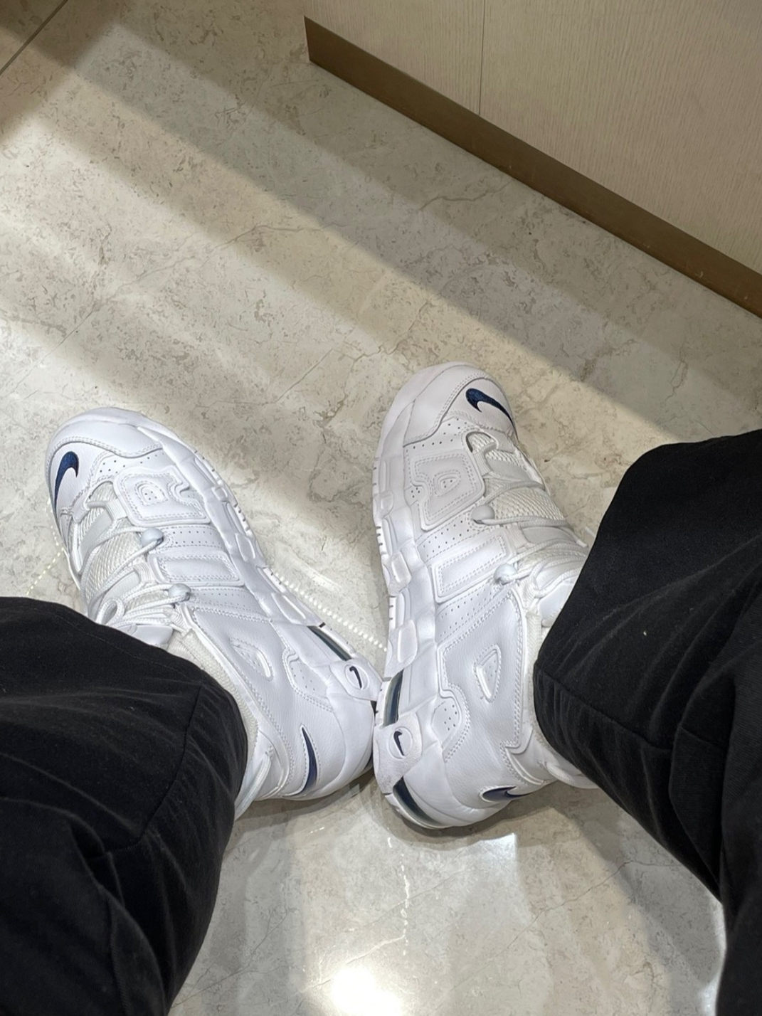 Nike Air More Uptempo 96 White Midnight Navy 착용 스타일 - 2