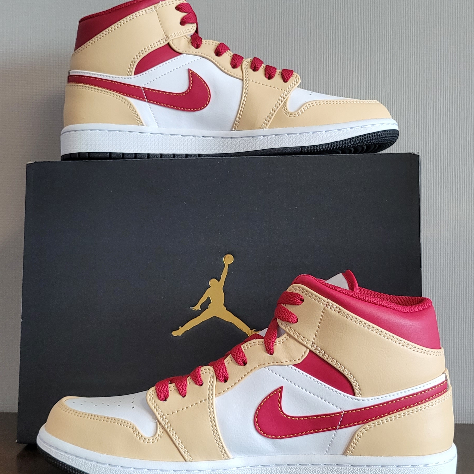 Jordan 1 Mid White Onyx Red 착용 스타일 - 2