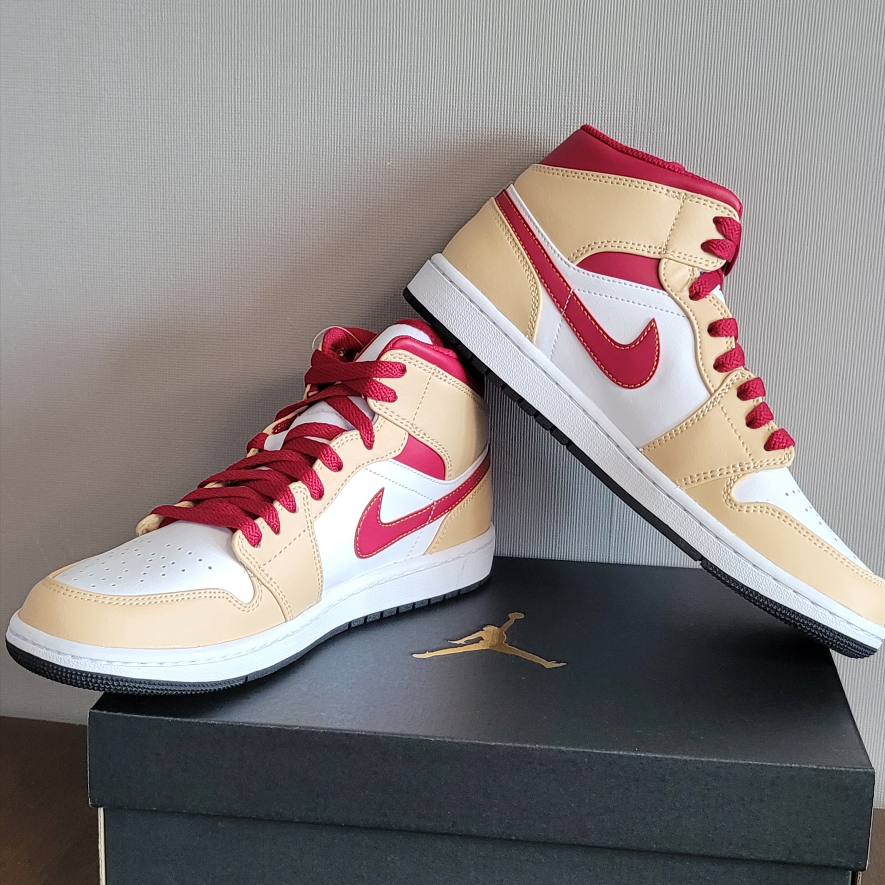 Jordan 1 Mid White Onyx Red 착용 스타일 - 1
