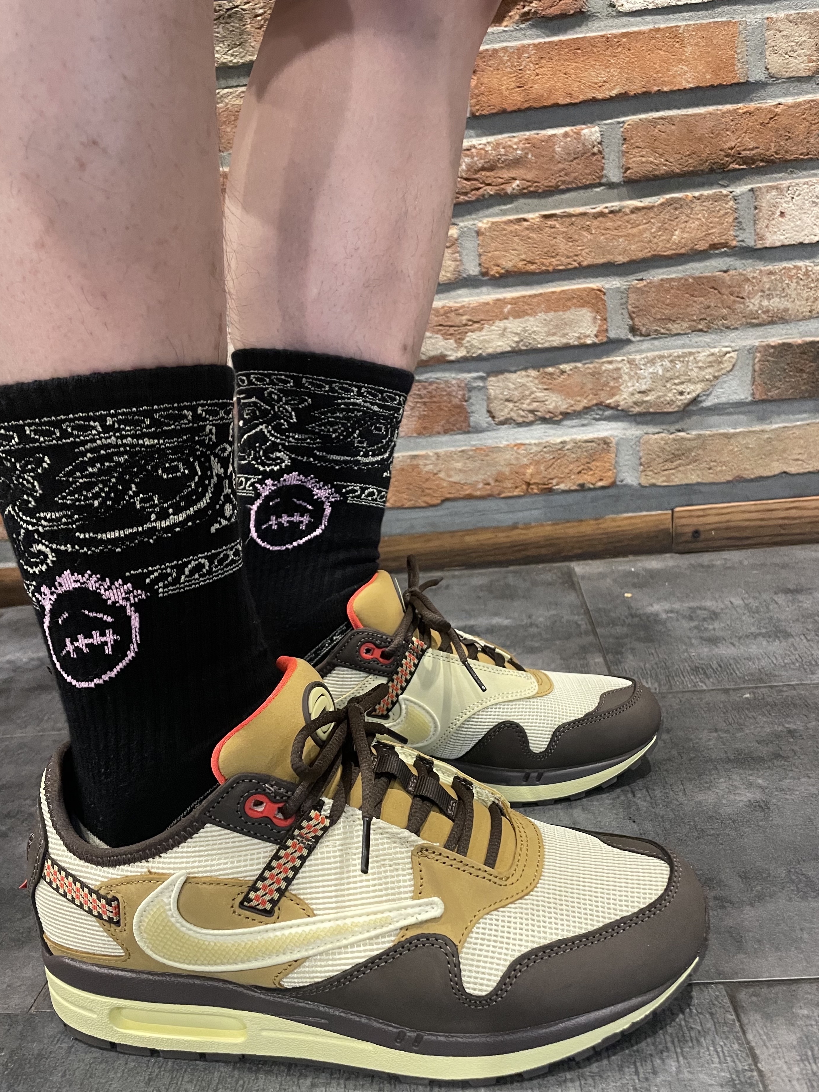 Nike x Travis Scott Air Max 1 Cact.us Brown, Jordan x Travis Scott x Fragment T-Shirt Sail (DJ0619-133) 착용 스타일 - 3