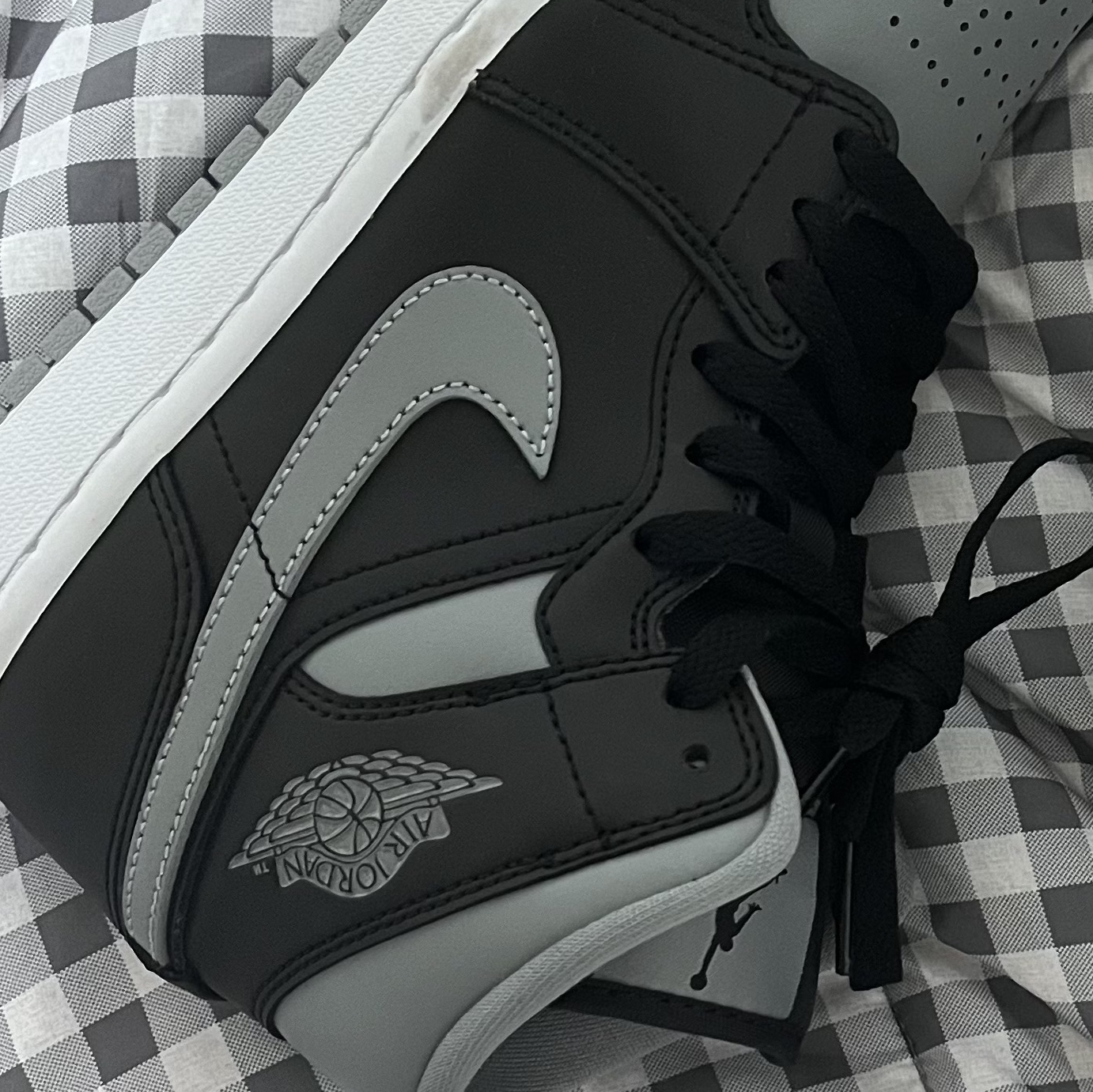 (W) Jordan 1 Mid Black Particle Grey 착용 스타일 - 2