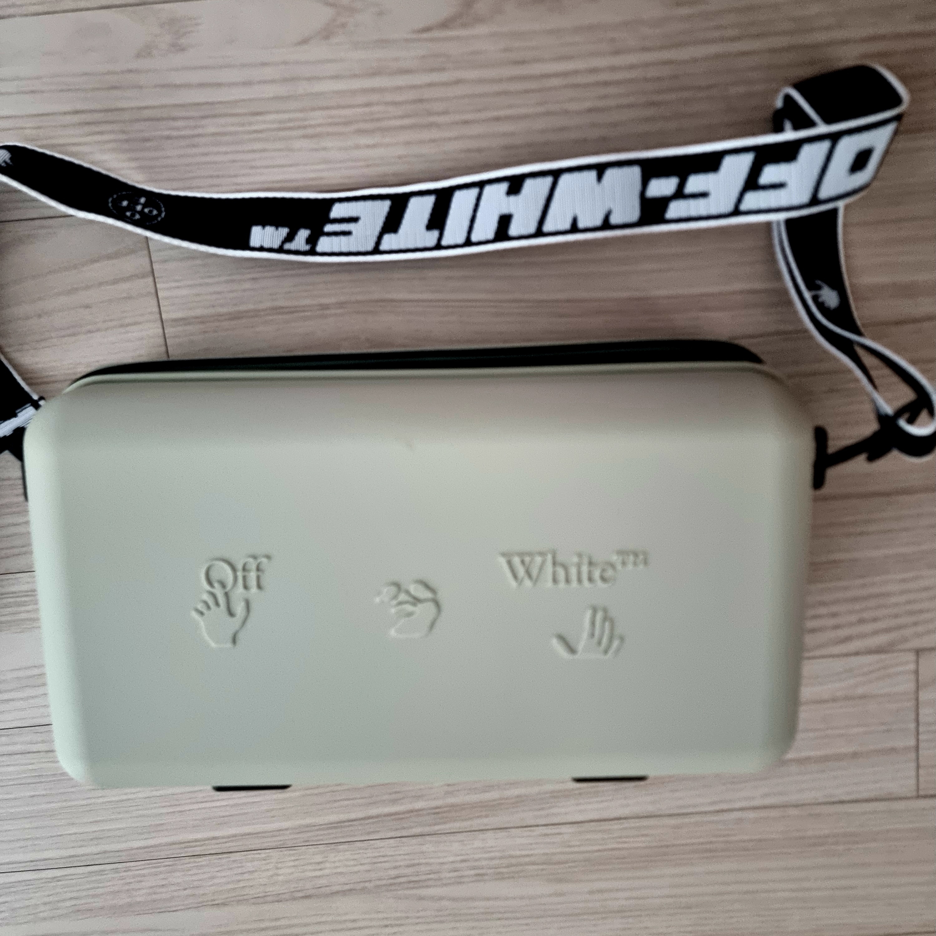 Off-White x Amore Pacific Protection Box (Without Cosmetics), Off-White Industrial Slider Black 착용 스타일 - 3