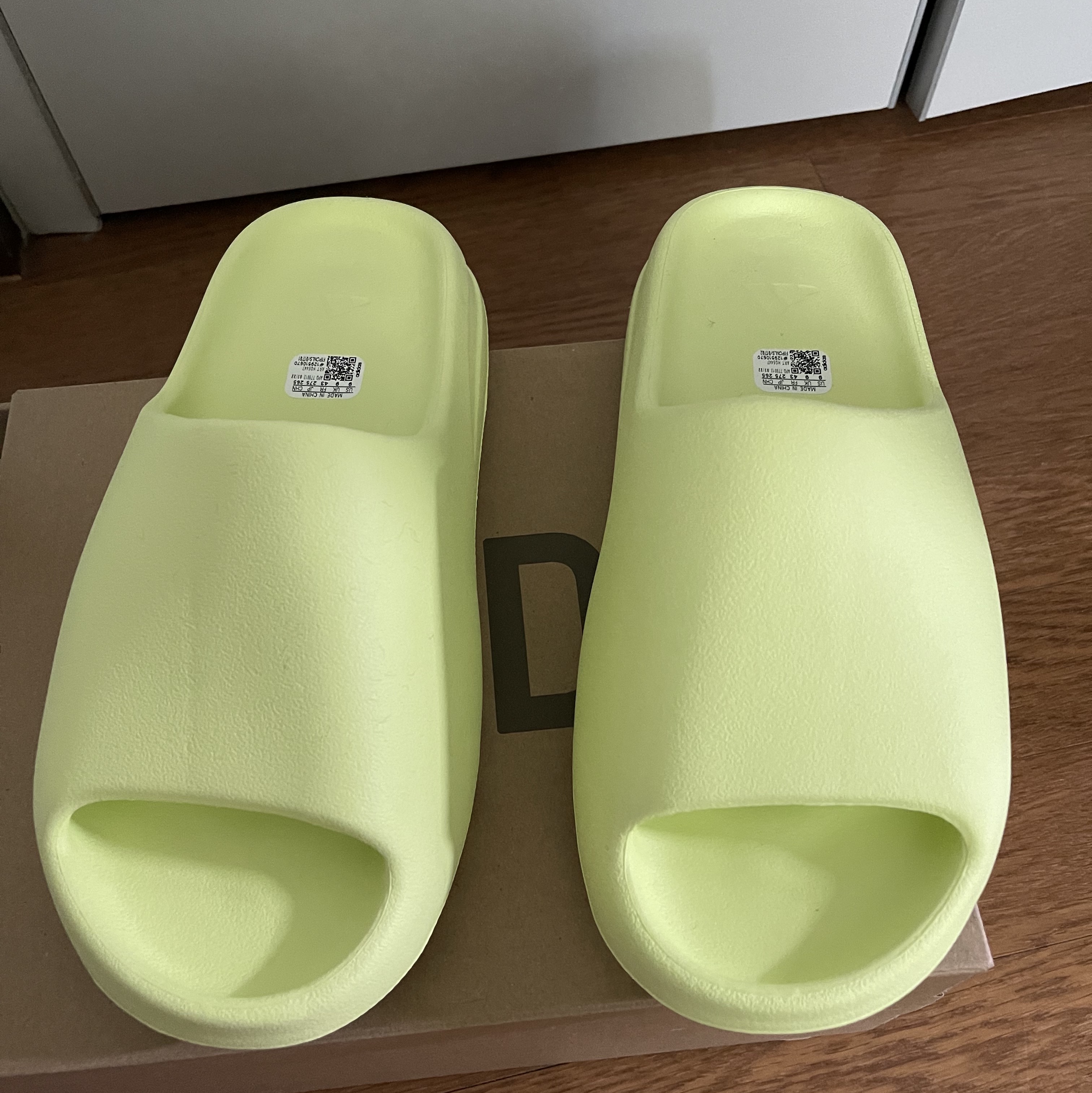 Adidas Yeezy Slide Glow Green 2022/2023 착용 스타일 - 1