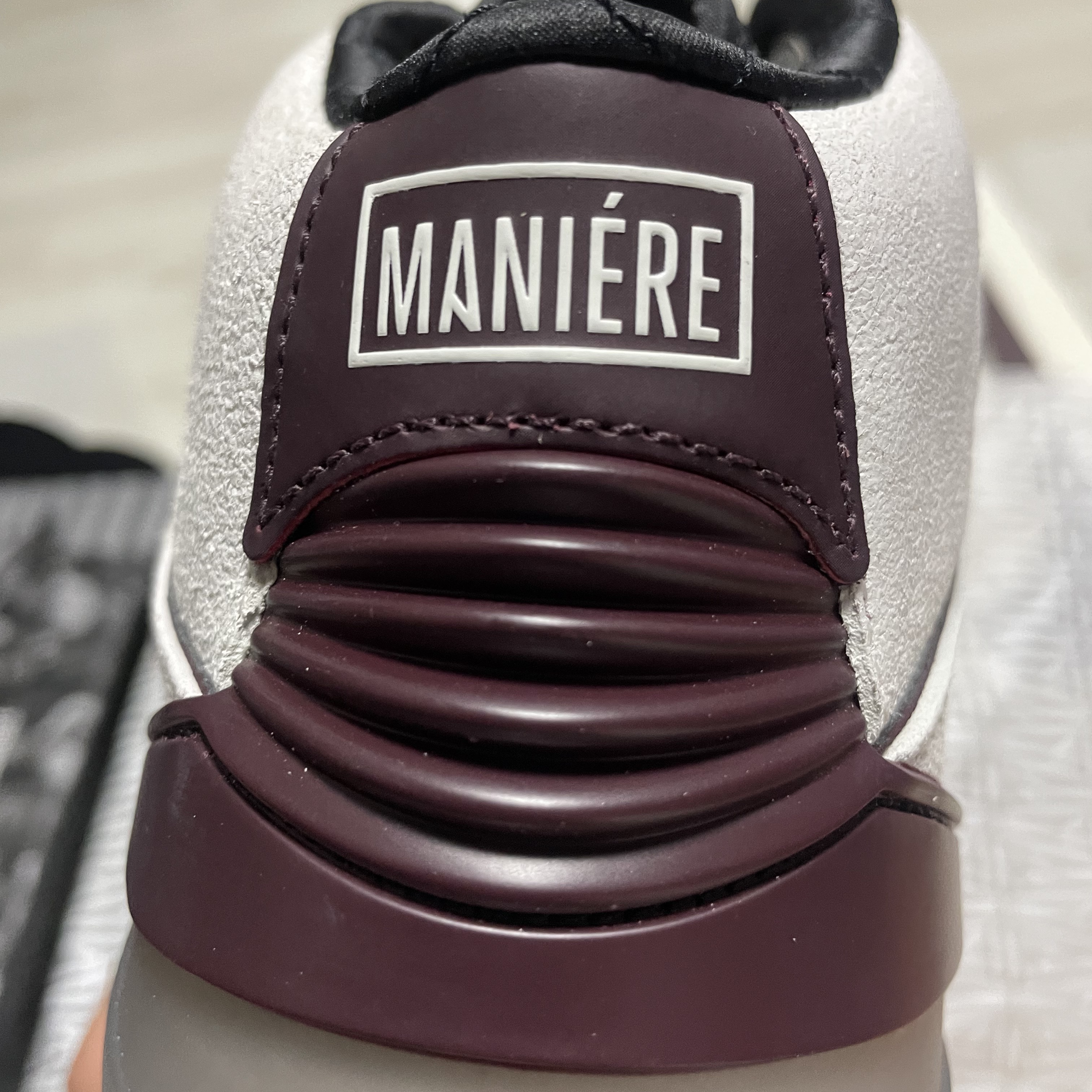 Jordan 2 x A Ma Maniere Retro SP Sail and Burgundy 착용 스타일 - 3