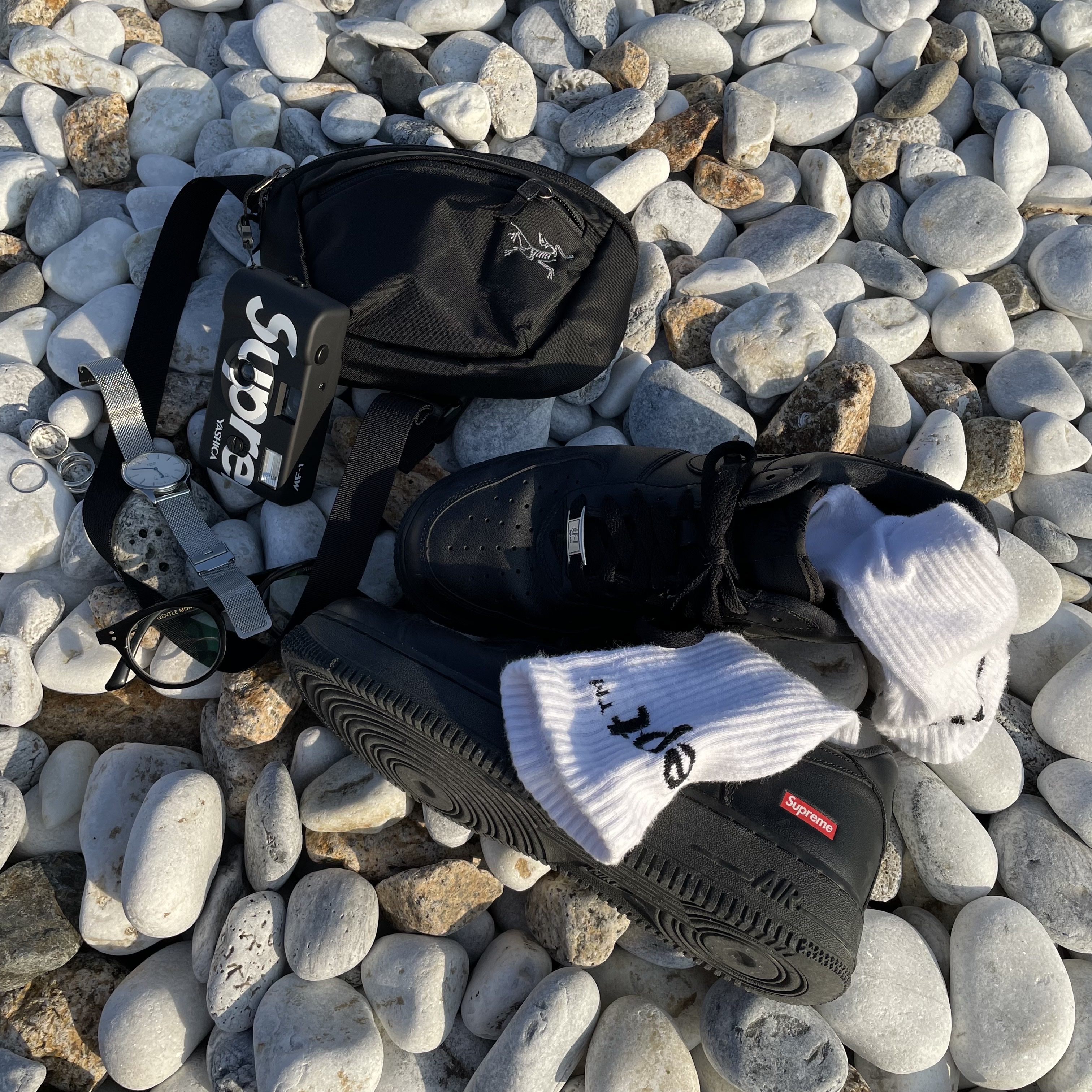Arc'teryx Mantis 1 Waistpack Black, Nike x Supreme Air Force 1 Low Black 착용 스타일 - 3