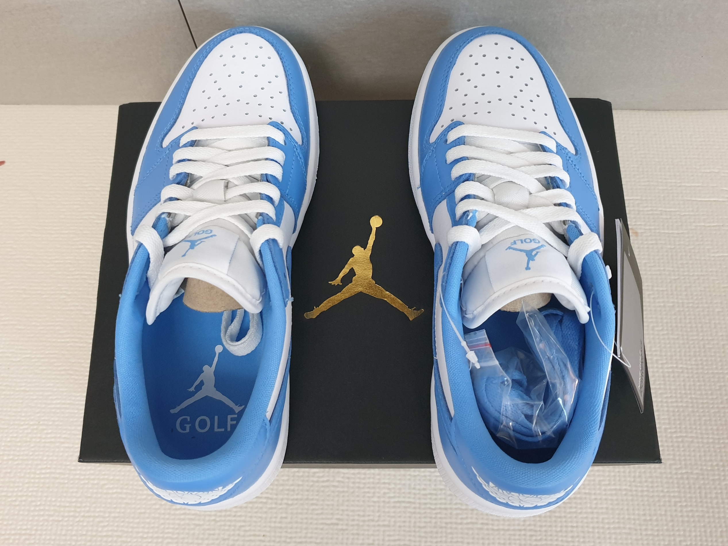 Jordan 1 Low Golf White and University Blue 착용 스타일 - 4