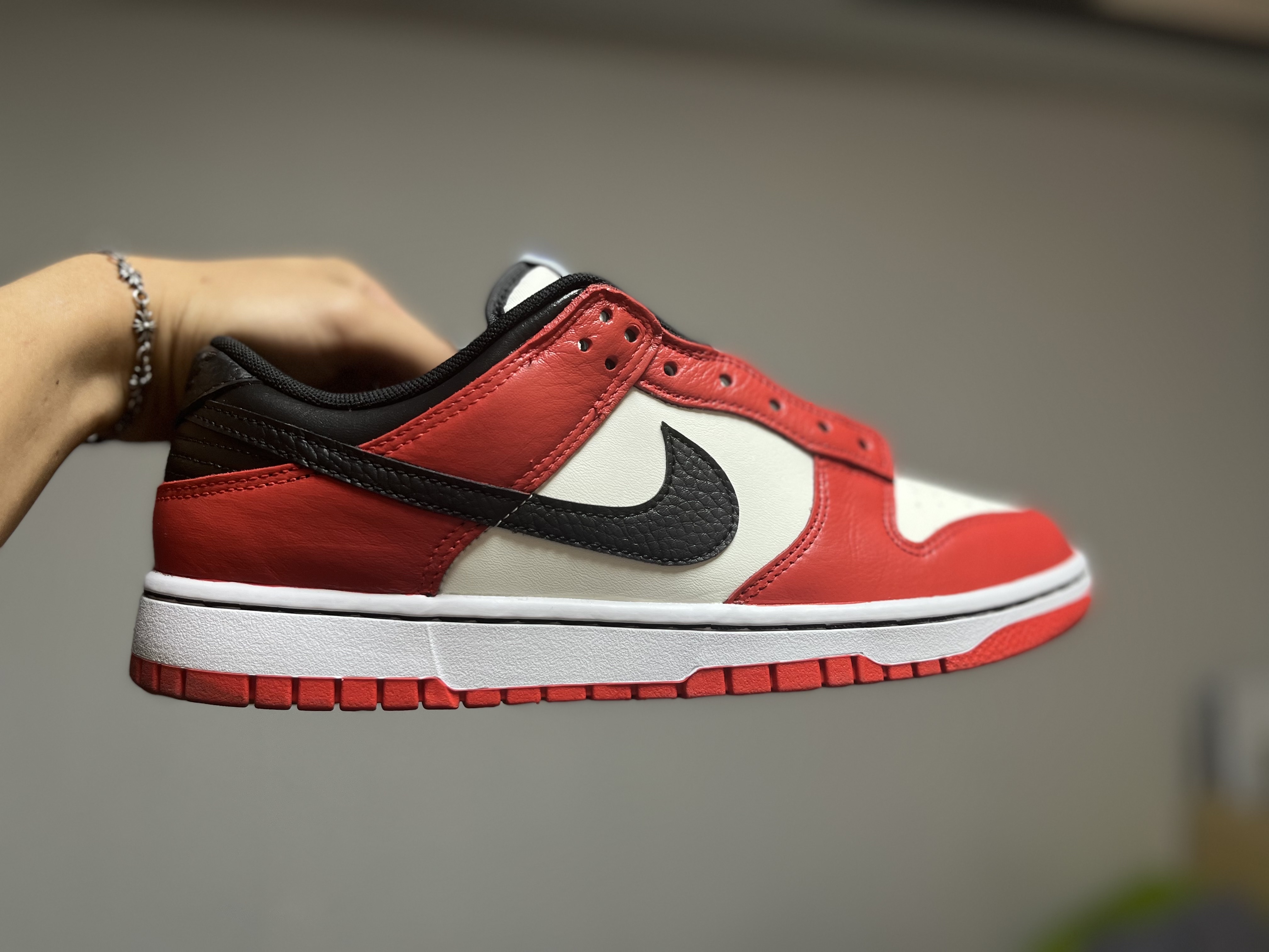 Nike x NBA Dunk Low Retro EMB Black and Chile Red, (GS) Nike x NBA Dunk Low Black and Chile Red 착용 스타일 - 1