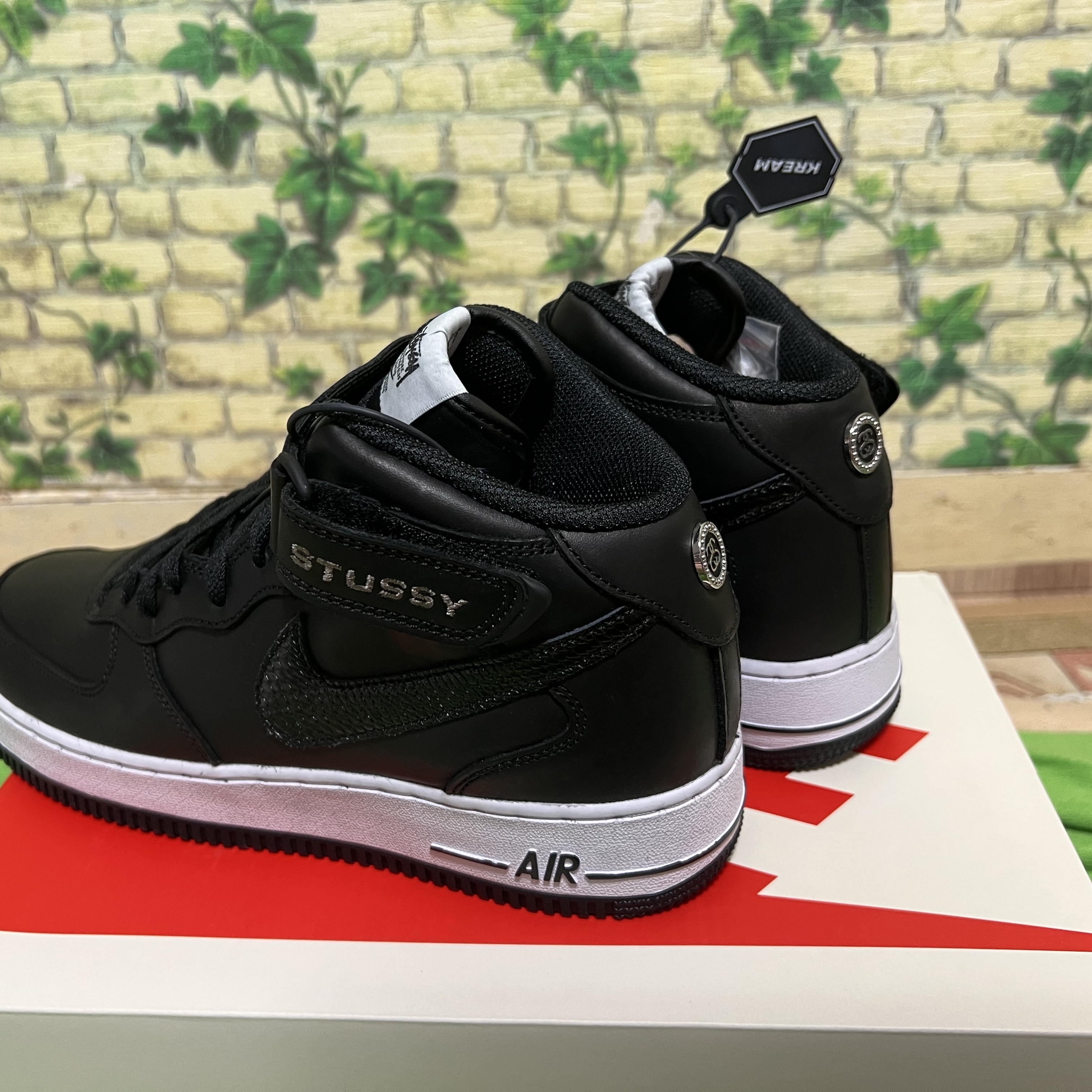 Nike x Stussy Air Force 1 '07 Mid SP Black 착용 스타일 - 2