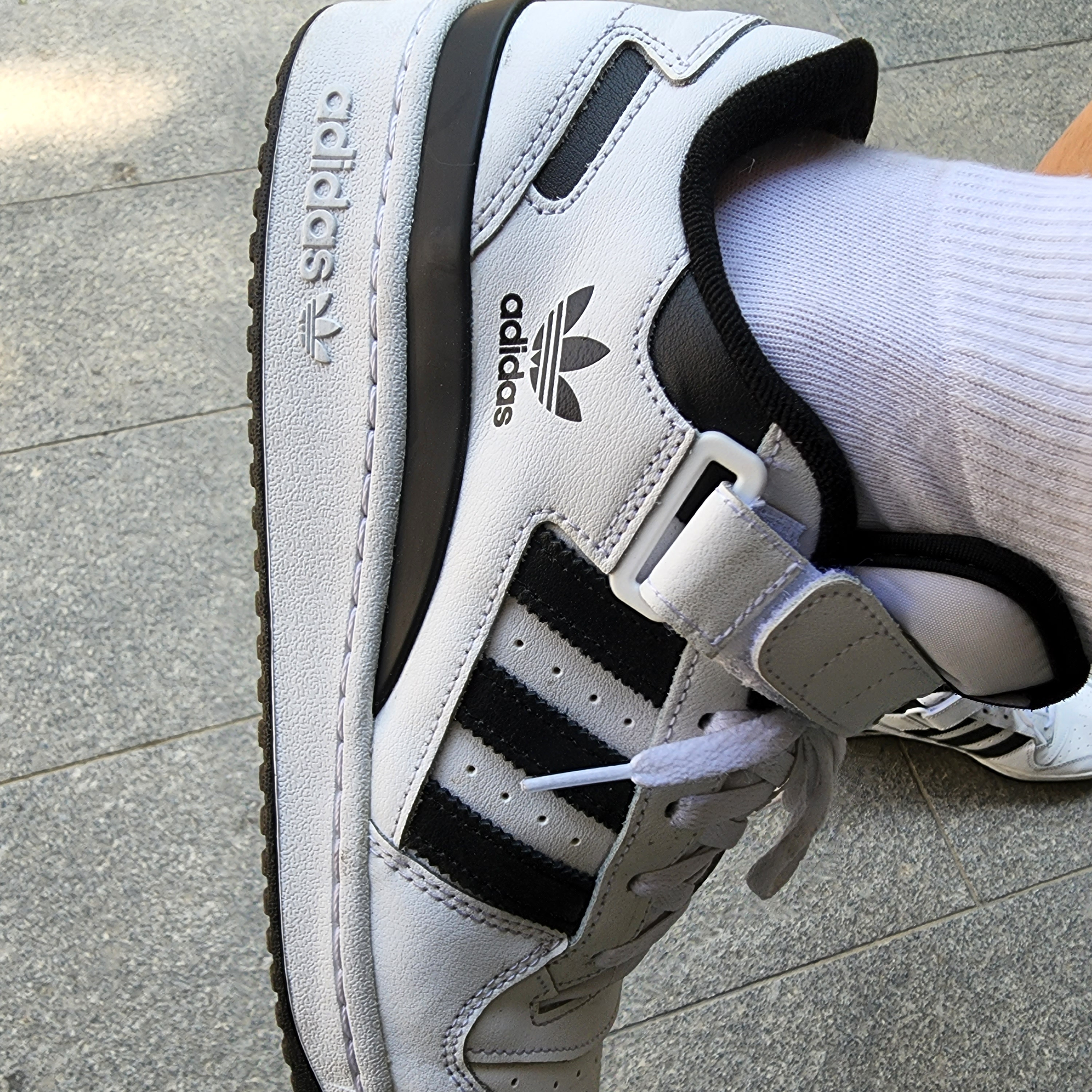Adidas Forum Low White Black 착용 스타일 - 1